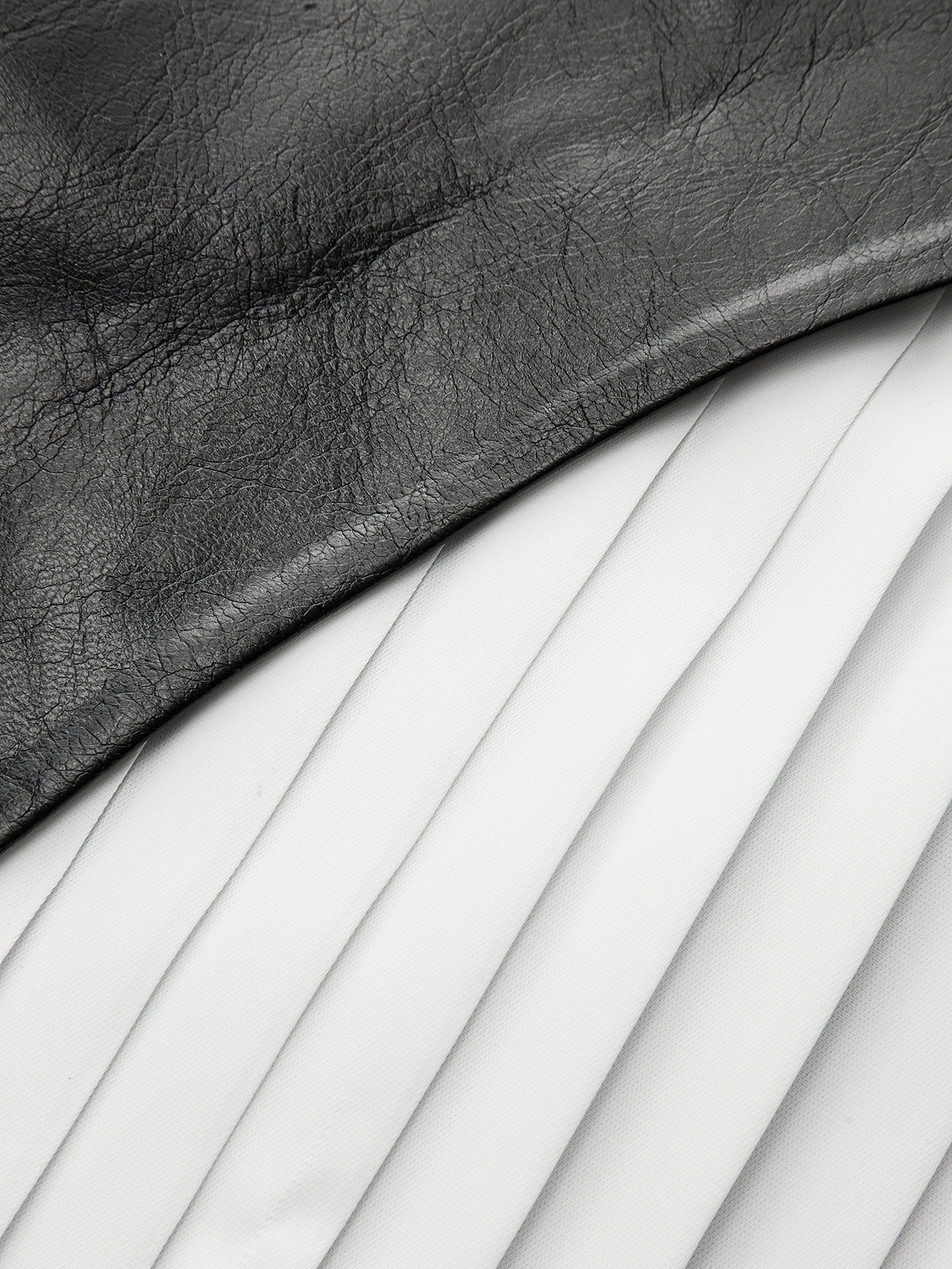 Minirock aus PU-Leder mit Farbblock-Falteneinsatz