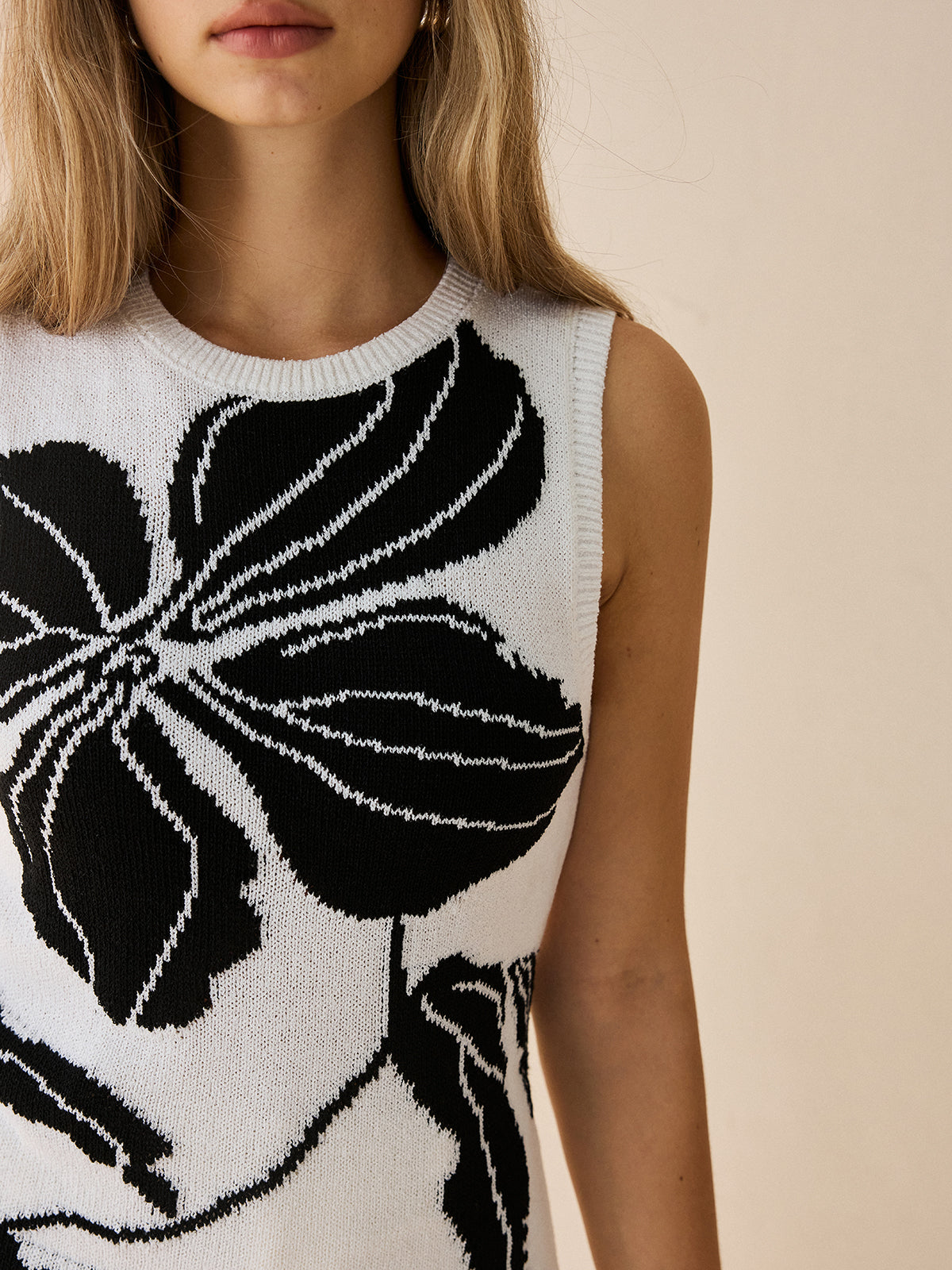 Gilet en maille fleuri contrastant