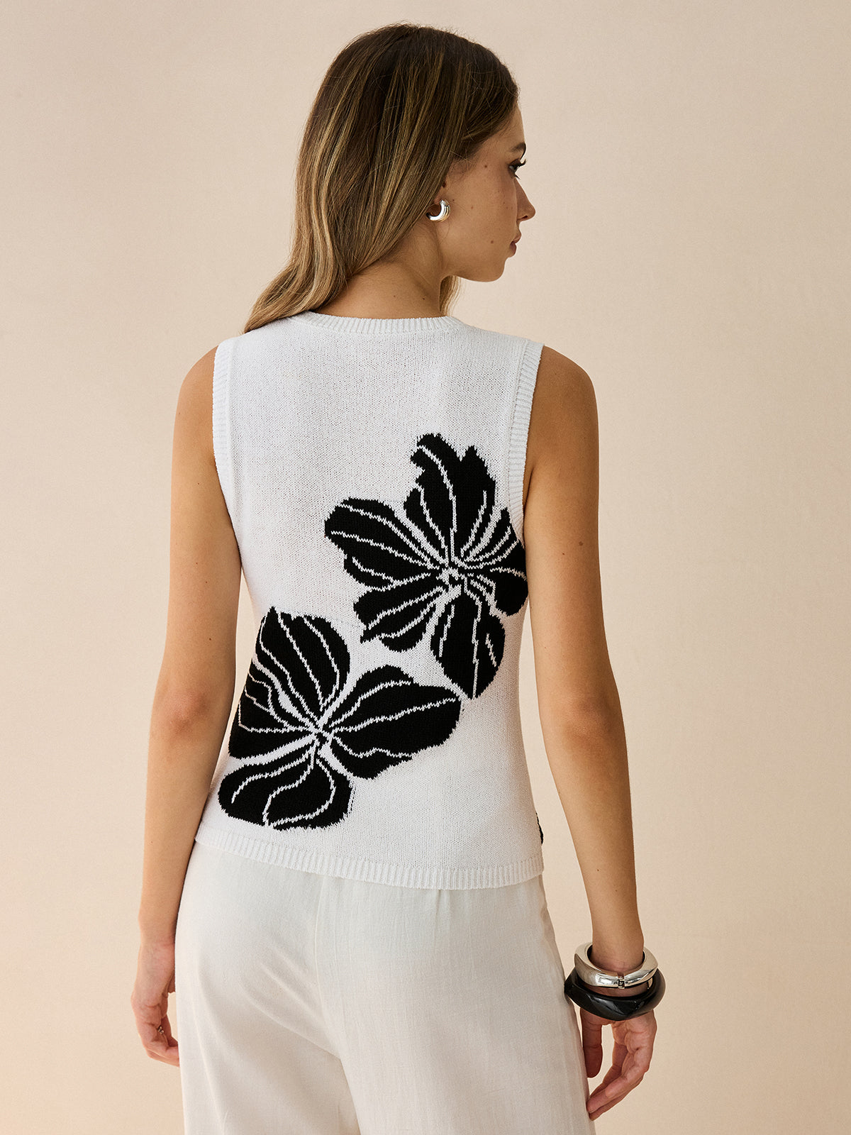 Kontrastierende Strickweste mit Blumenmuster