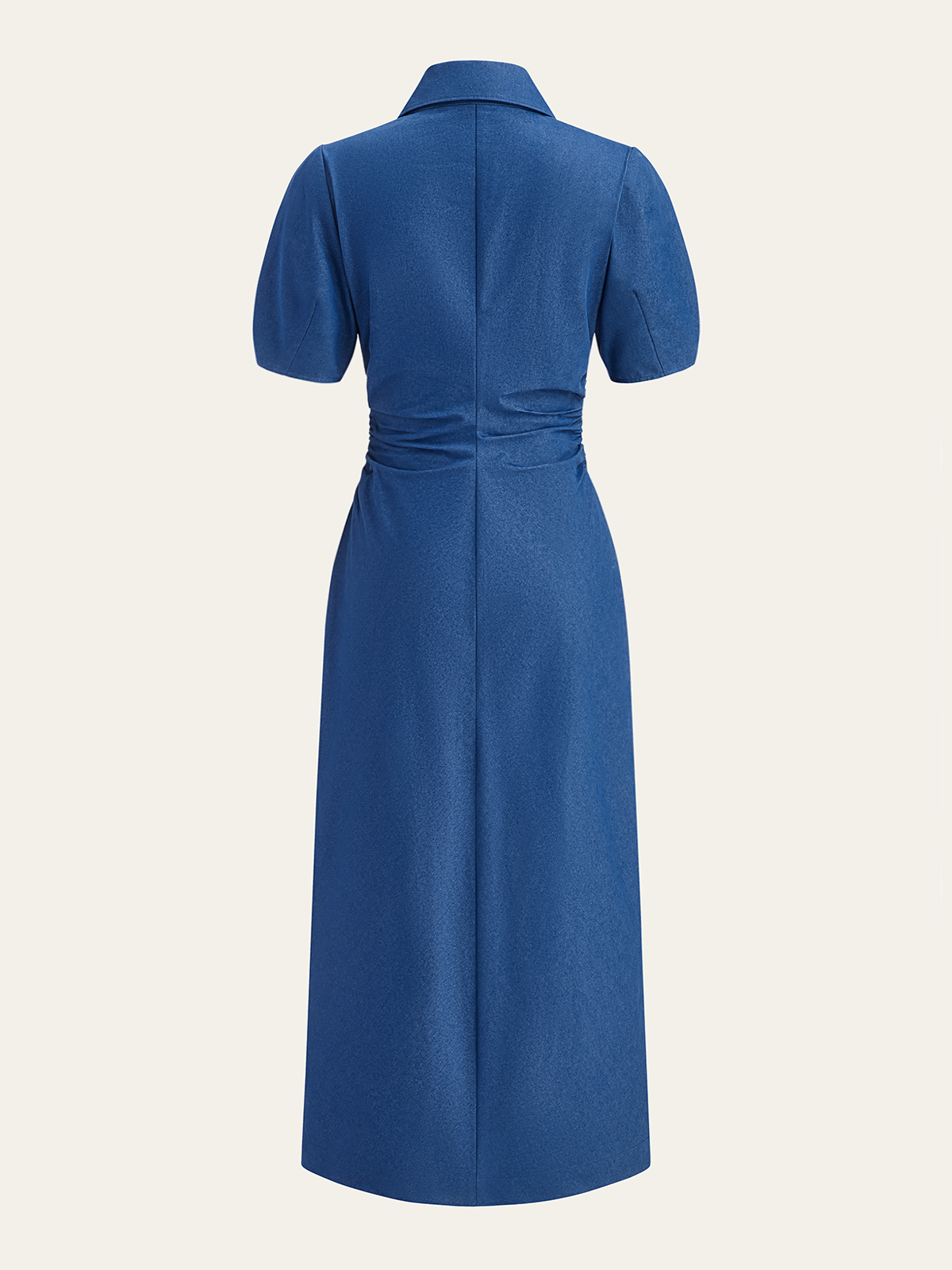 Gerafftes Midikleid mit Polokragen und Knopfleiste