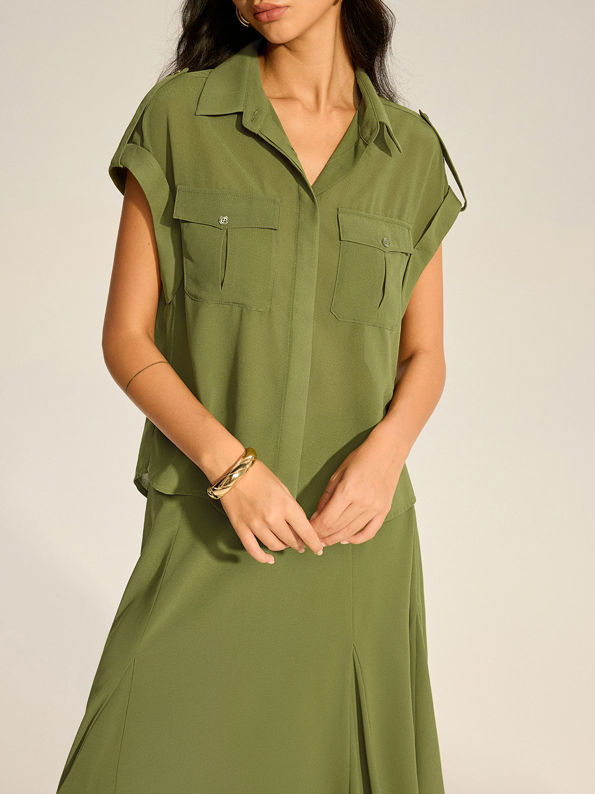 Chiffon-Hemd mit gekrempelten Ärmeln und Taschen sowie Midirock-Set
