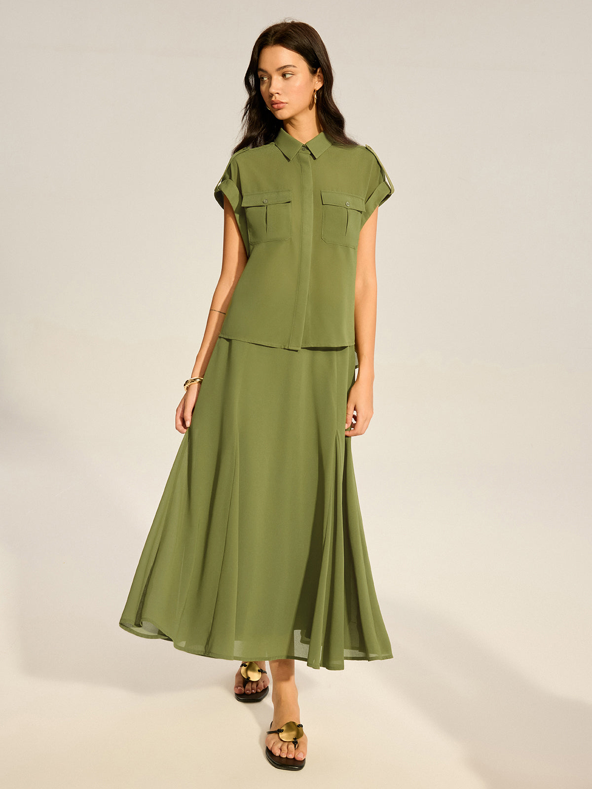 Chiffon-Hemd mit gekrempelten Ärmeln und Taschen sowie Midirock-Set