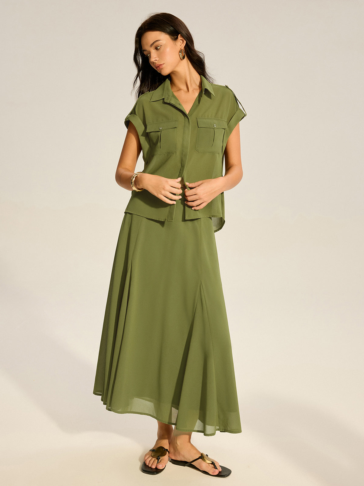 Chiffon-Hemd mit gekrempelten Ärmeln und Taschen sowie Midirock-Set