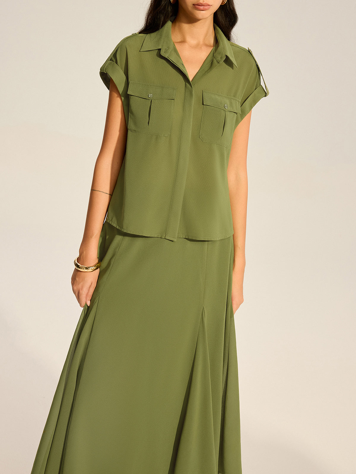 Chiffon-Hemd mit gekrempelten Ärmeln und Taschen sowie Midirock-Set