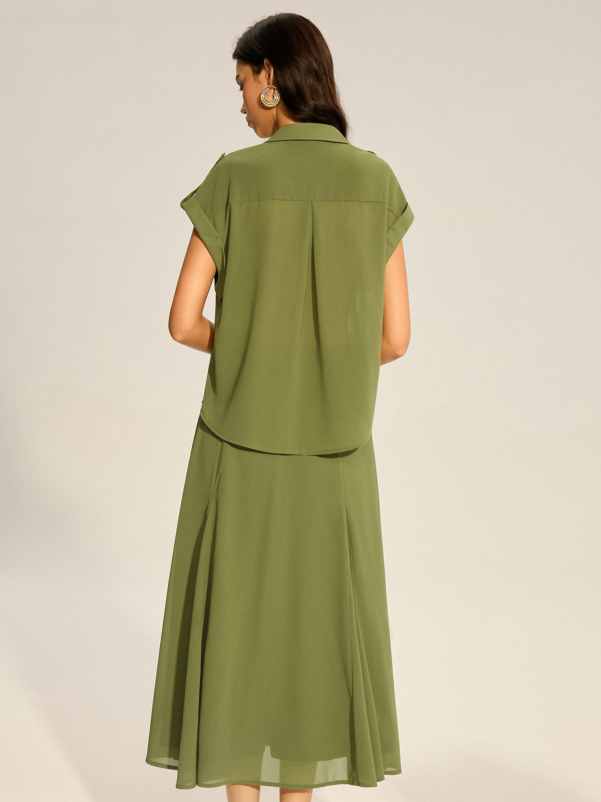 Chiffon-Hemd mit gekrempelten Ärmeln und Taschen sowie Midirock-Set