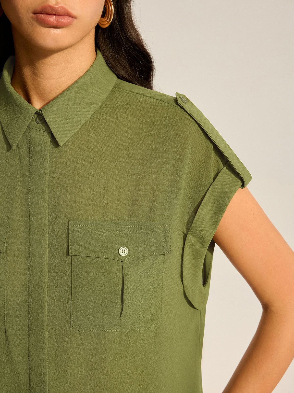 Ensemble chemise en mousseline à manches retroussées et poches et jupe midi