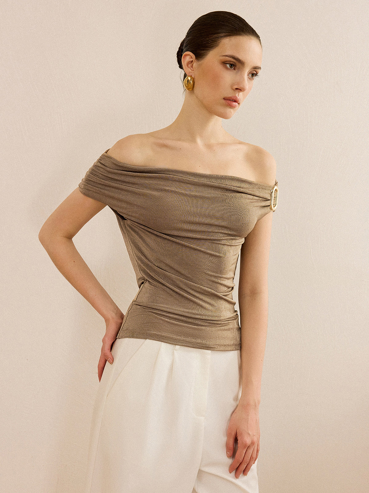 Off-Shoulder Oberteil mit Raffung und Metallschnalle