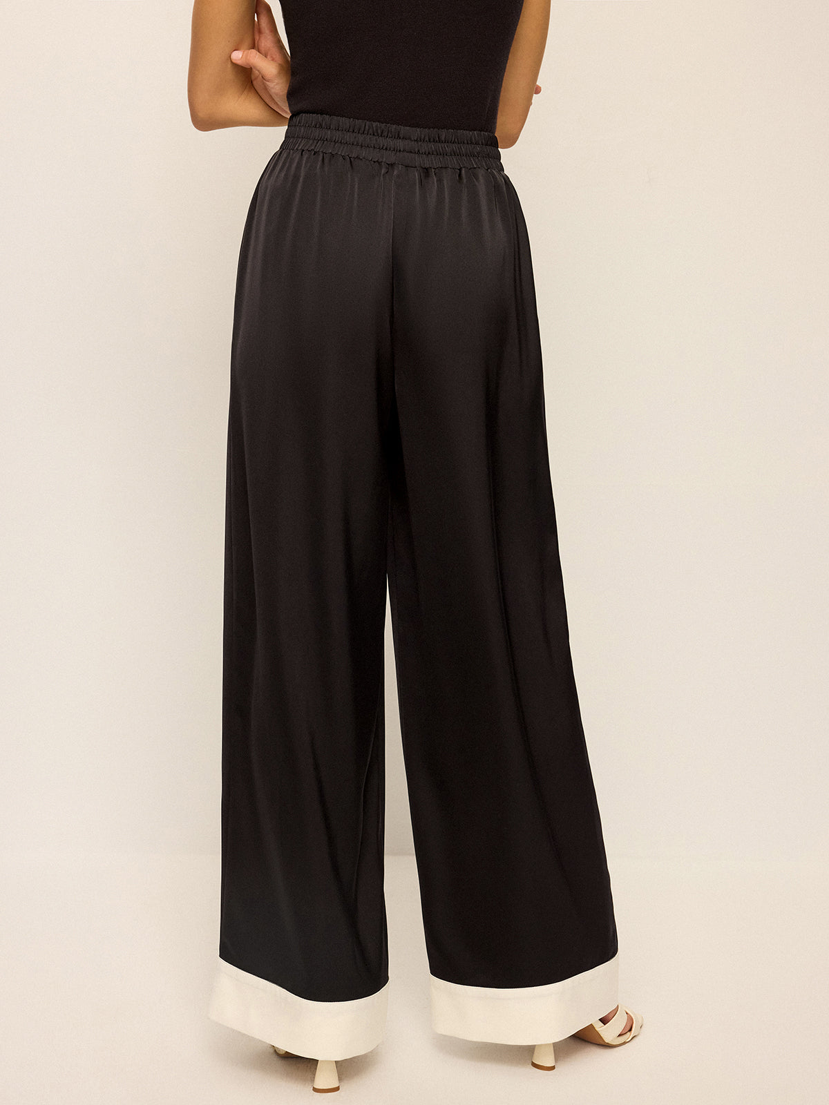 Pantalon large en satin avec ourlets contrastés