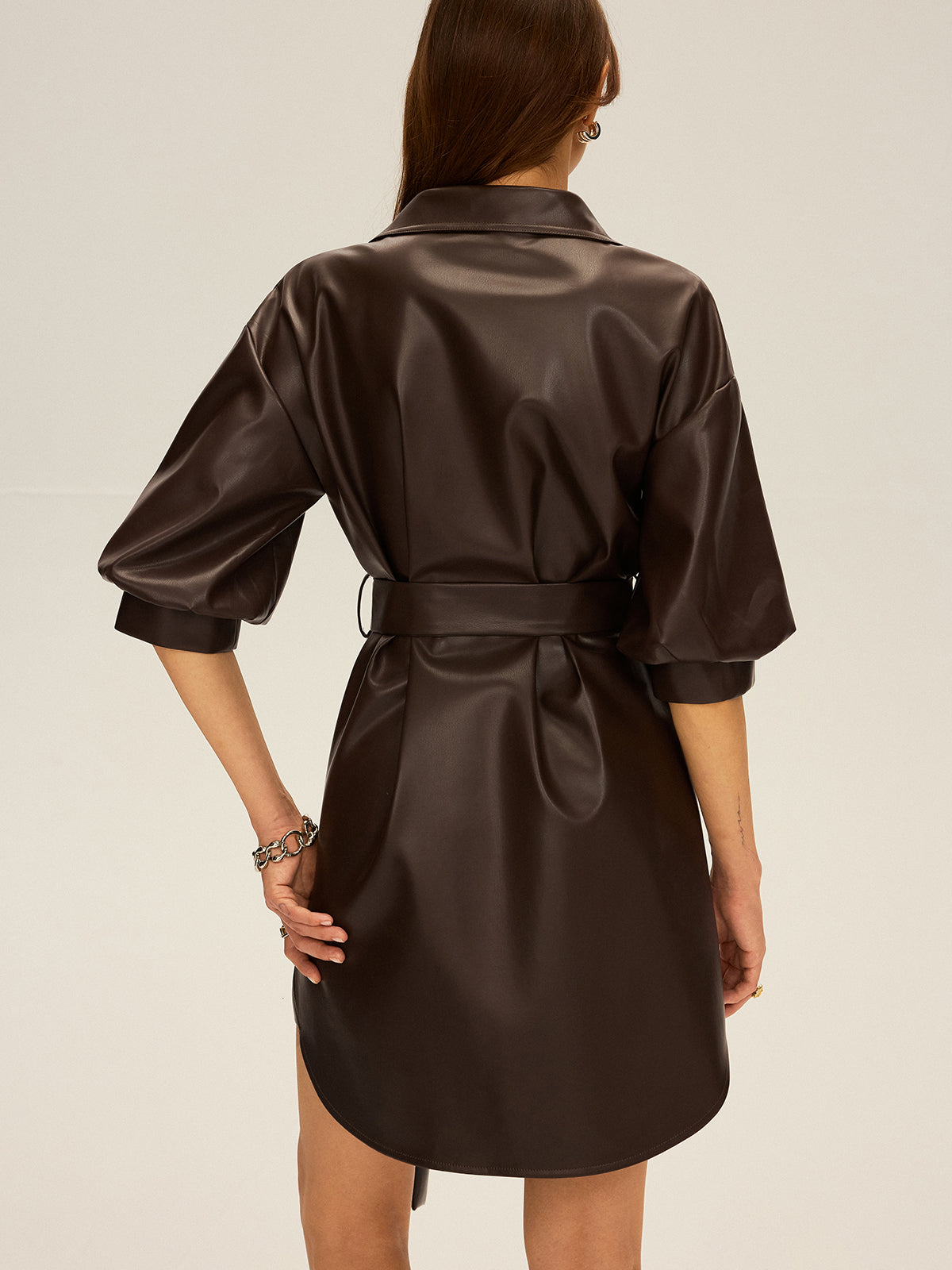 Kunstleder Mini-Kleid mit V-Ausschnitt und Gürtel