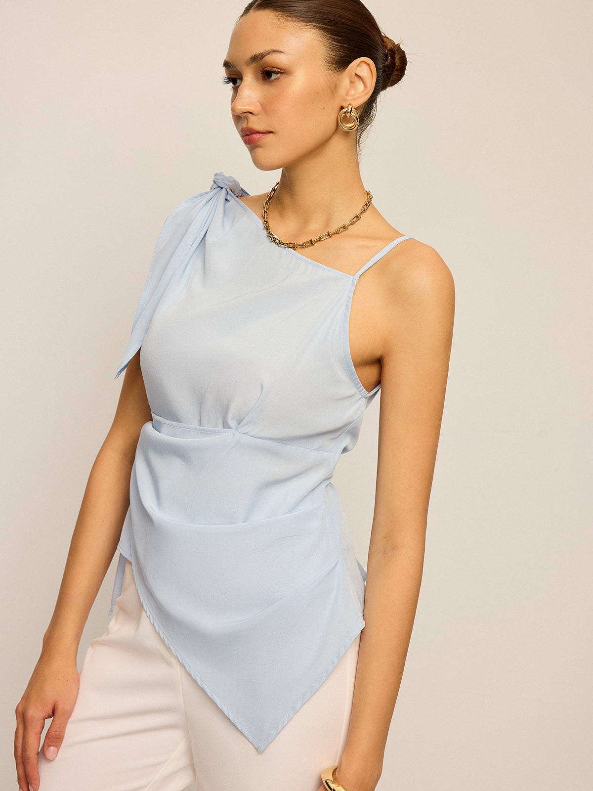Asymmetrisches, geknotetes Tanktop