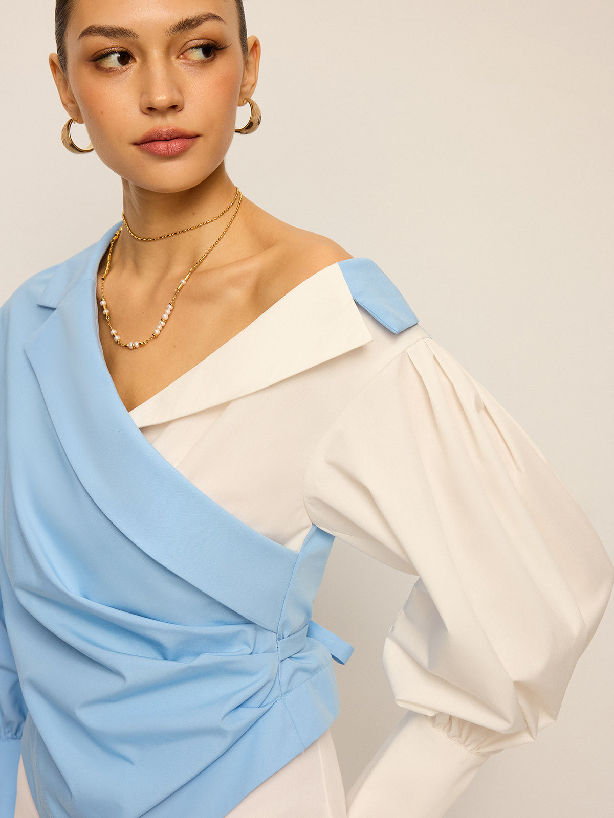 Zweifarbige asymmetrische schulterfreie Bluse