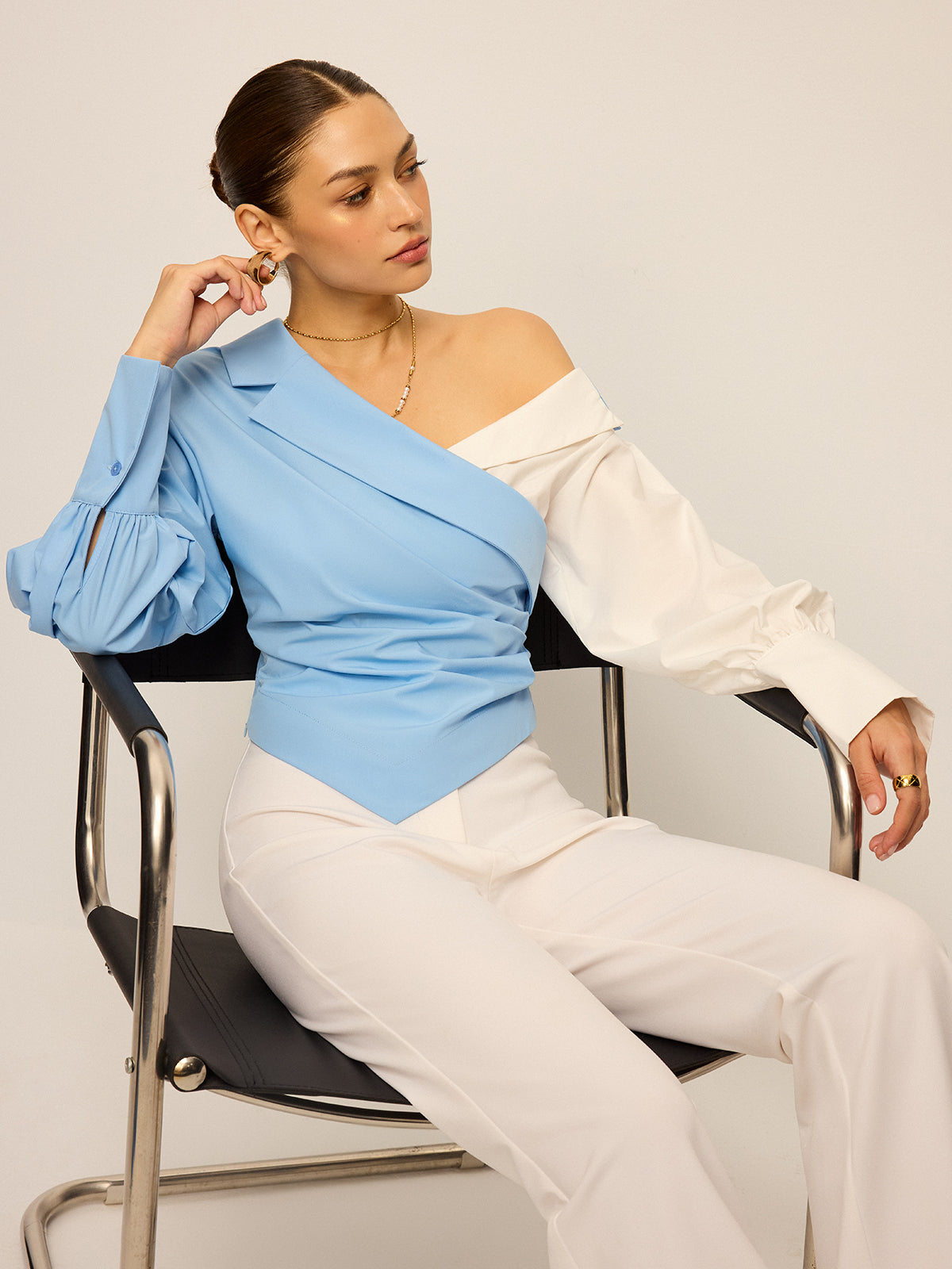 Zweifarbige asymmetrische schulterfreie Bluse
