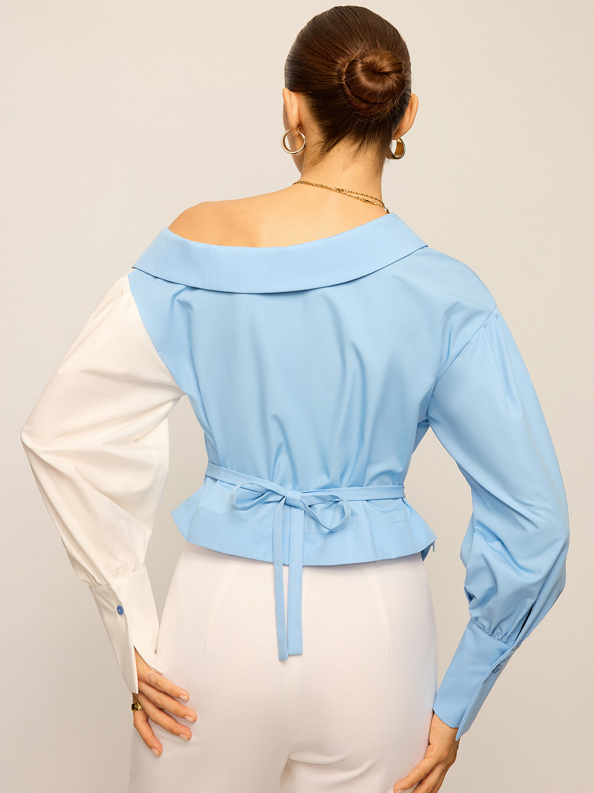 Chemise asymétrique à épaules dénudées bicolore