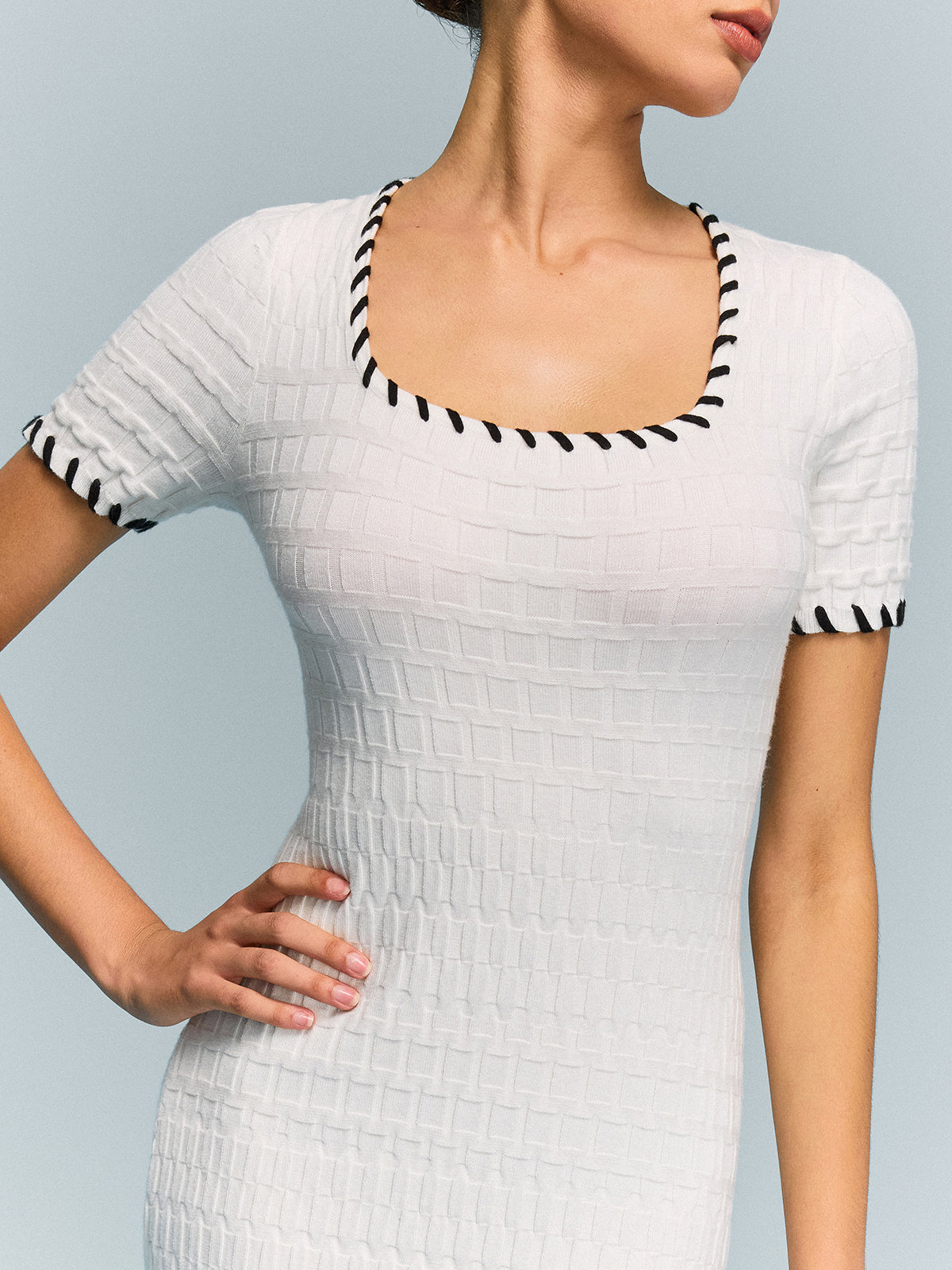 Robe midi en maille texturée avec ourlet rayé
