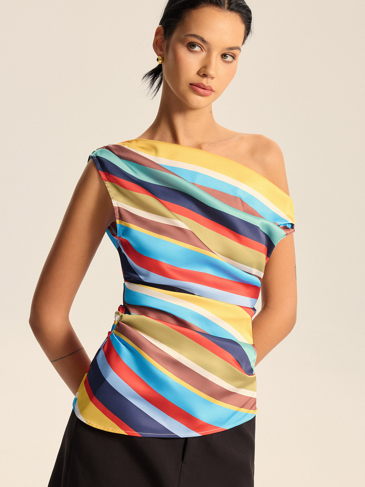 Bunt gestreiftes One-Shoulder-Top