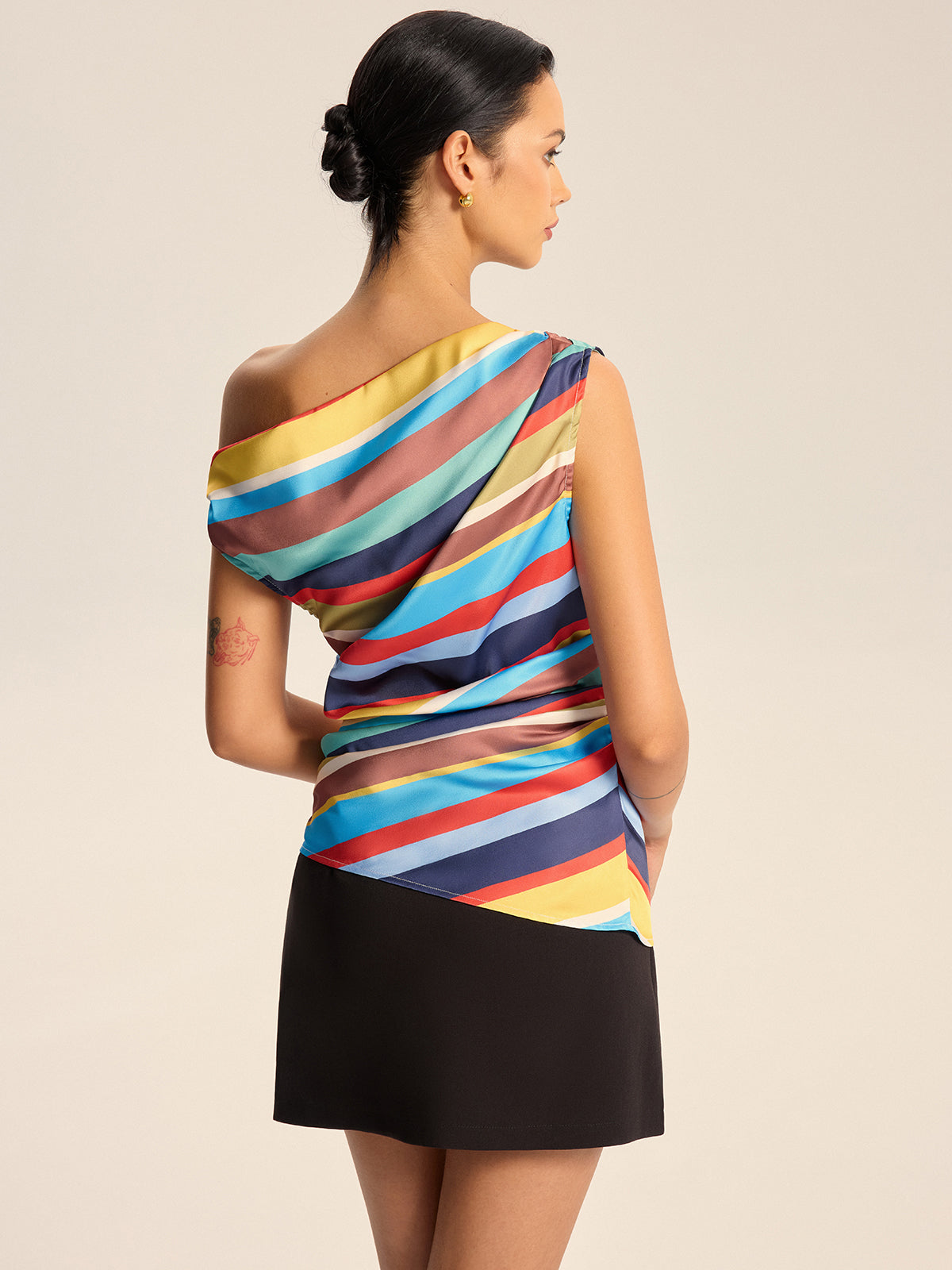 Bunt gestreiftes One-Shoulder-Top