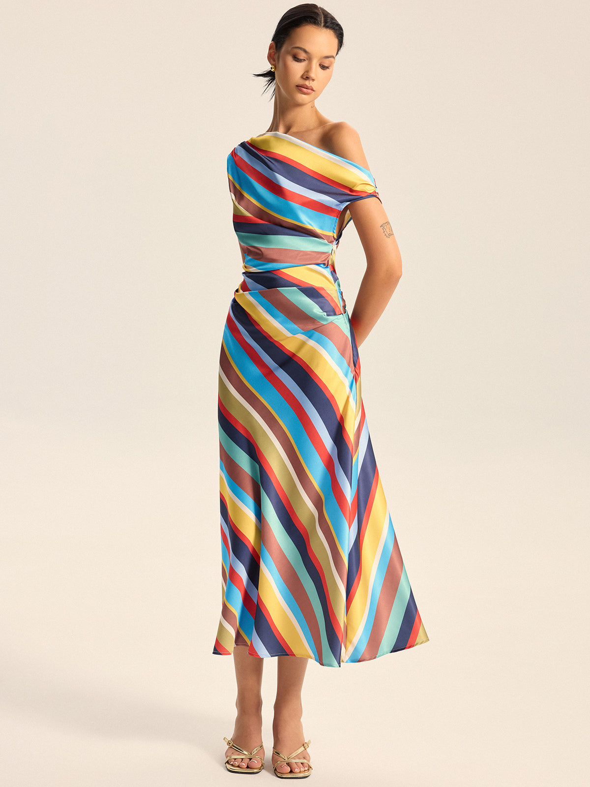 Buntes gestreiftes One-Shoulder-Maxikleid