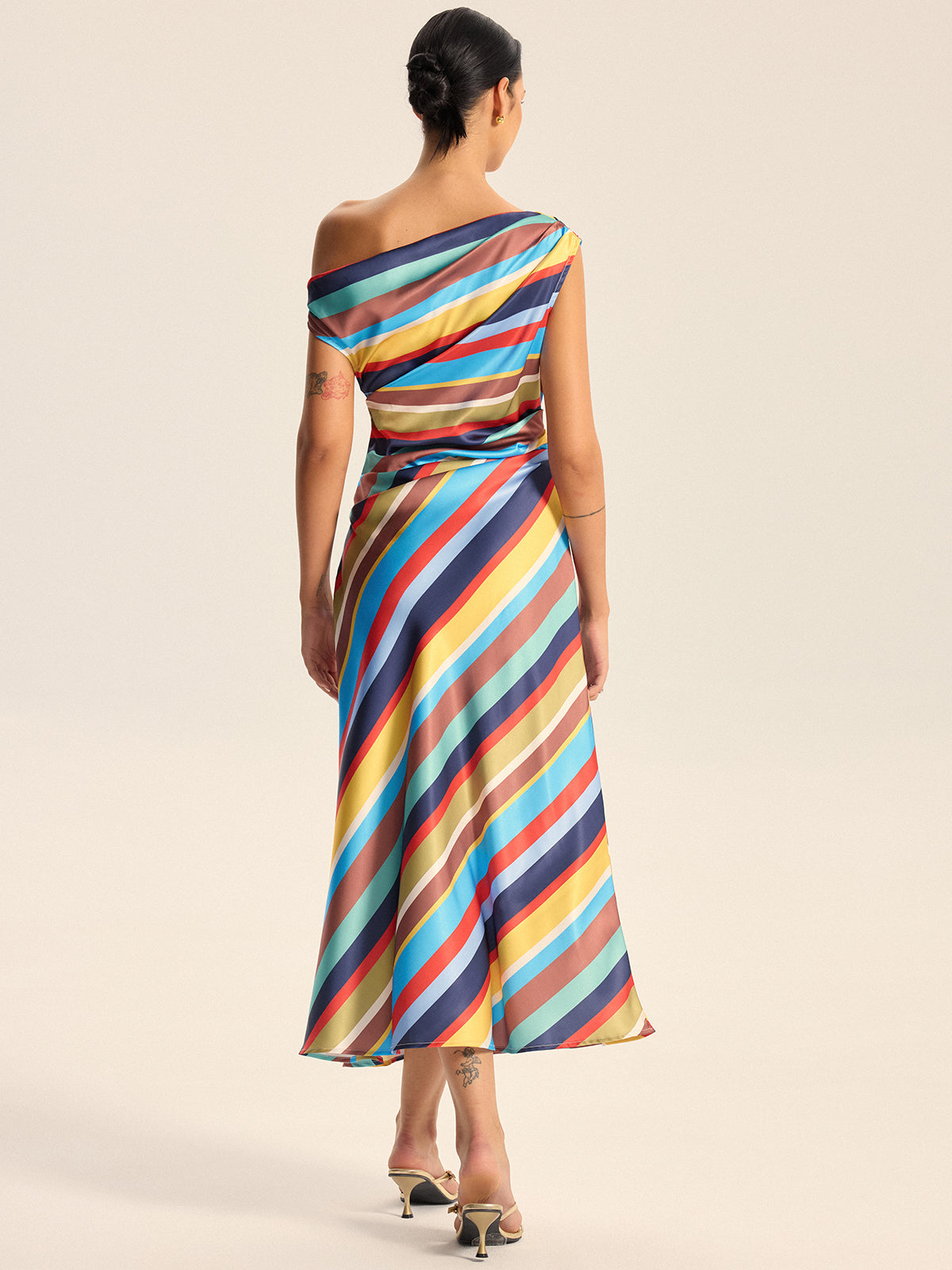 Buntes gestreiftes One-Shoulder-Maxikleid