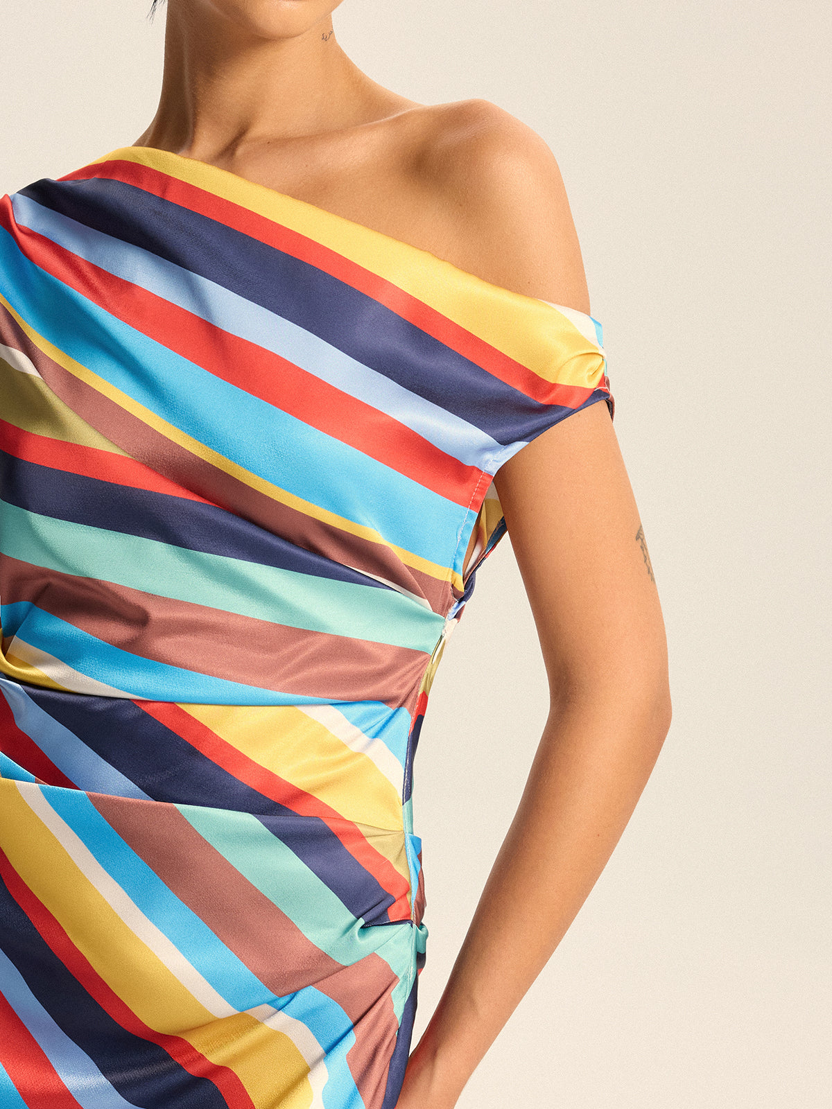 Buntes gestreiftes One-Shoulder-Maxikleid