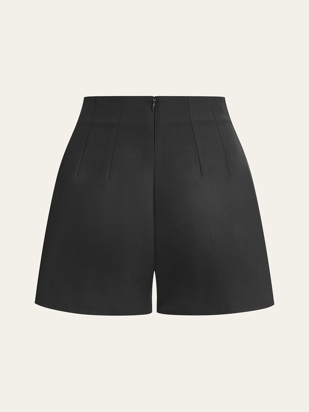 Plissierte Shorts mit mittlerer Leibhöhe und Metallknopf