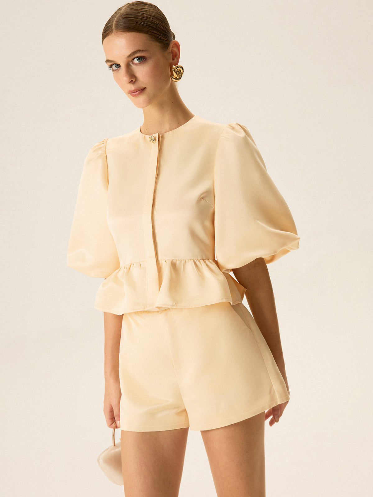 Ensemble haut péplum à manches bouffantes et short