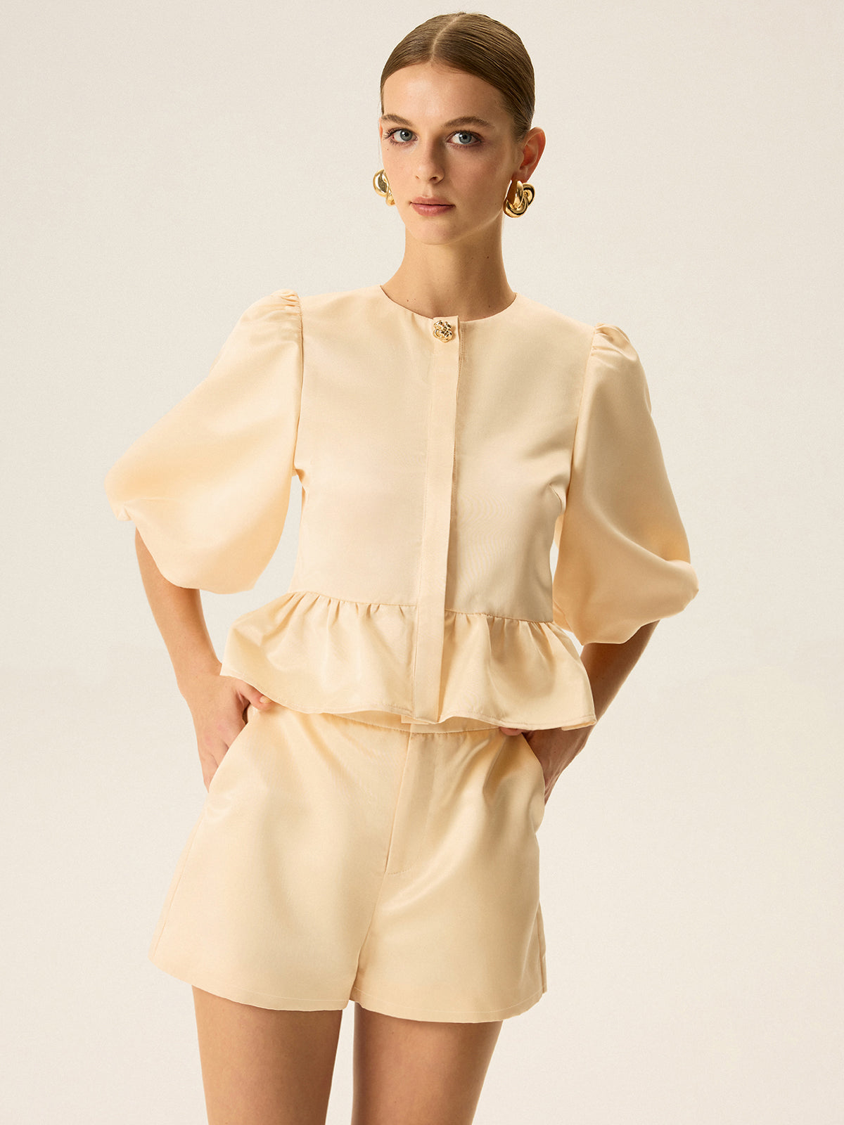 Ensemble haut péplum à manches bouffantes et short