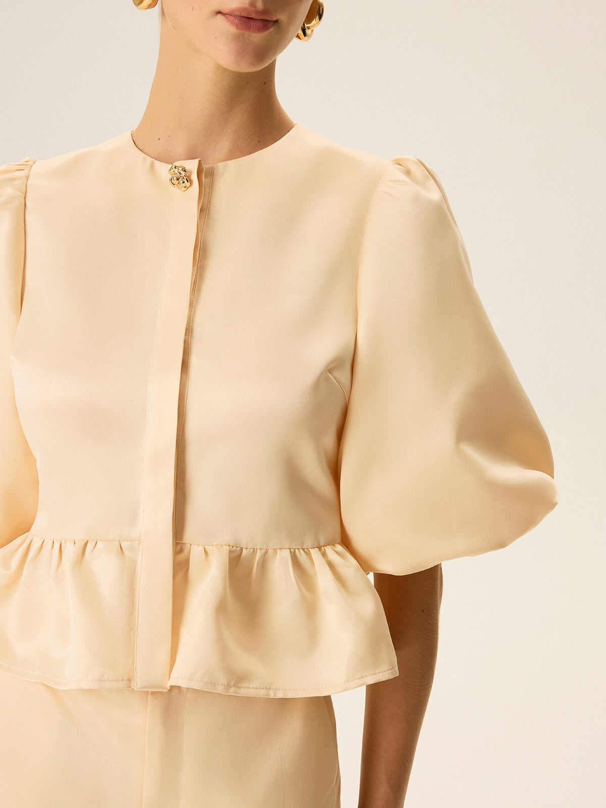 Ensemble haut péplum à manches bouffantes et short
