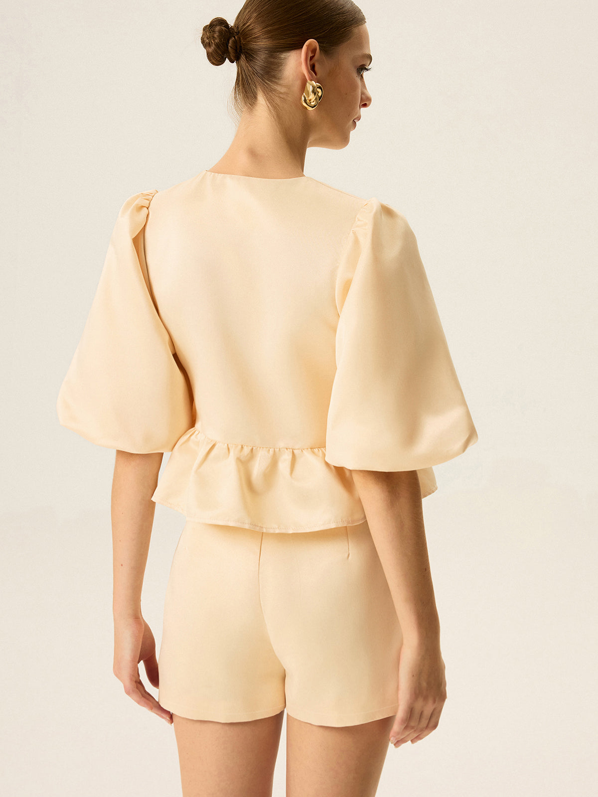 Ensemble haut péplum à manches bouffantes et short