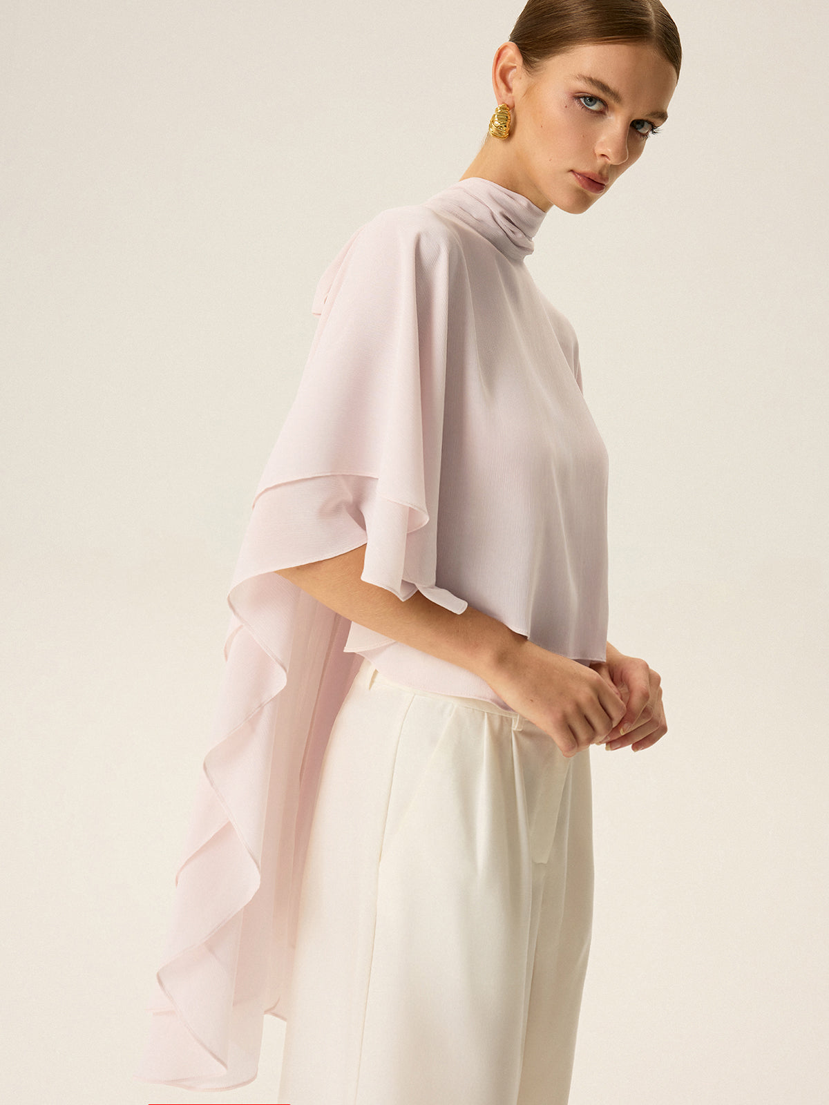 Halbtransparenter Chiffon-Cape-Top mit hohem Kragen und Stufen