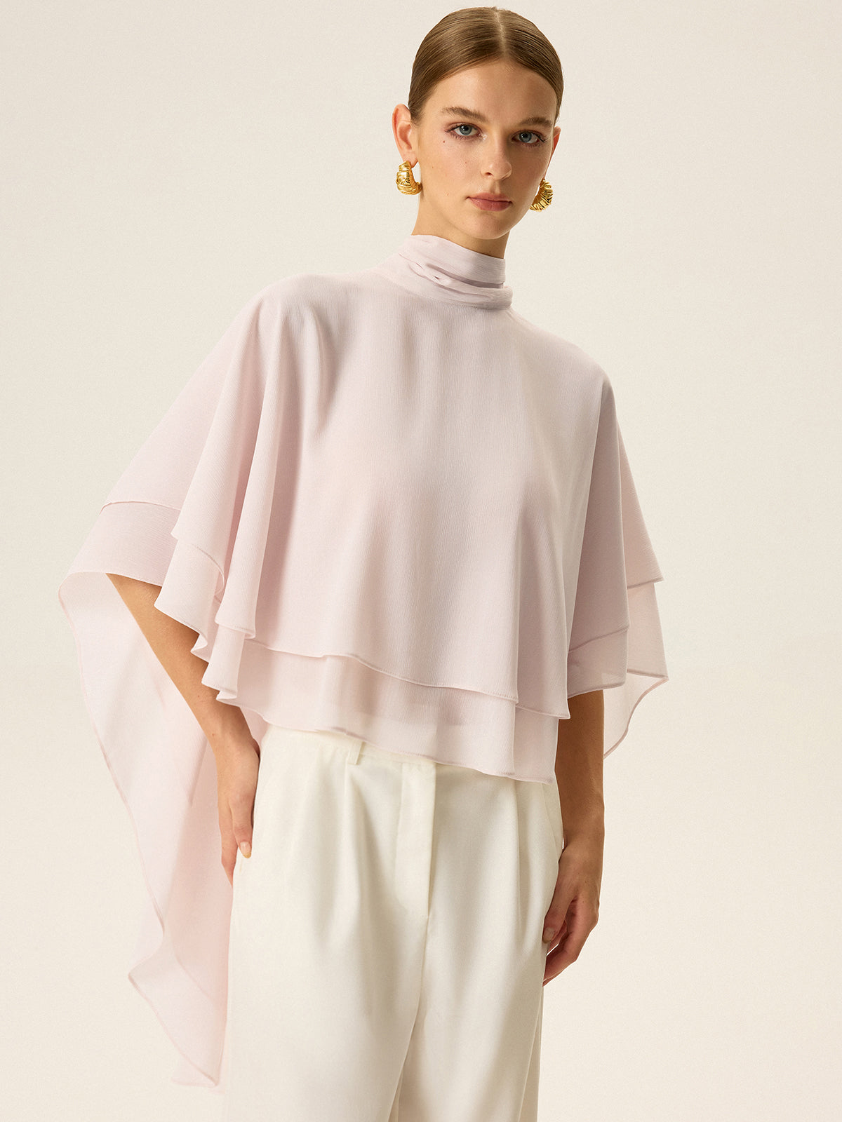 Halbtransparenter Chiffon-Cape-Top mit hohem Kragen und Stufen