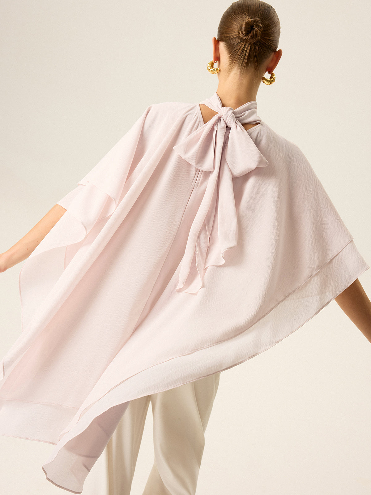 Halbtransparenter Chiffon-Cape-Top mit hohem Kragen und Stufen