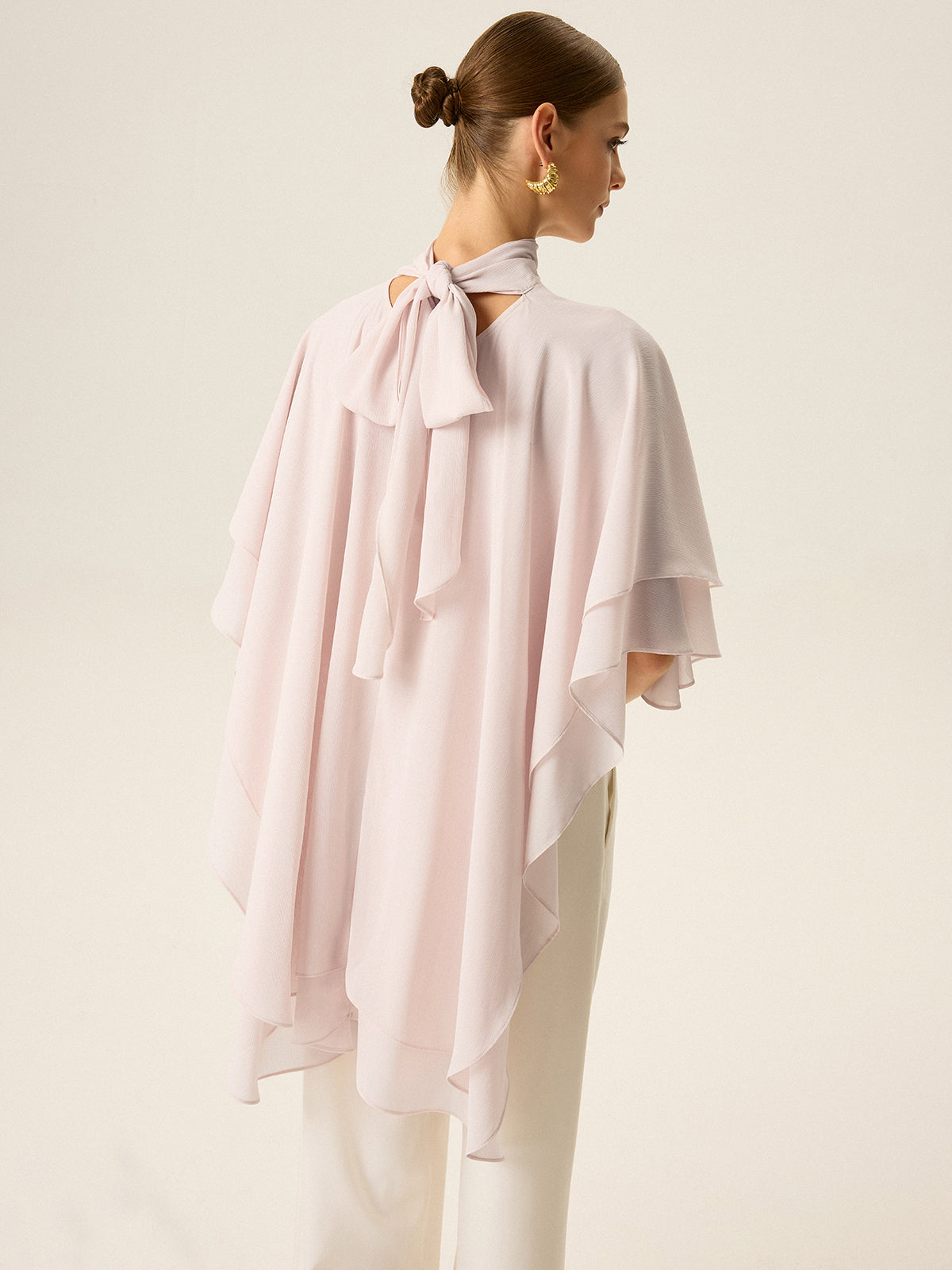 Halbtransparenter Chiffon-Cape-Top mit hohem Kragen und Stufen