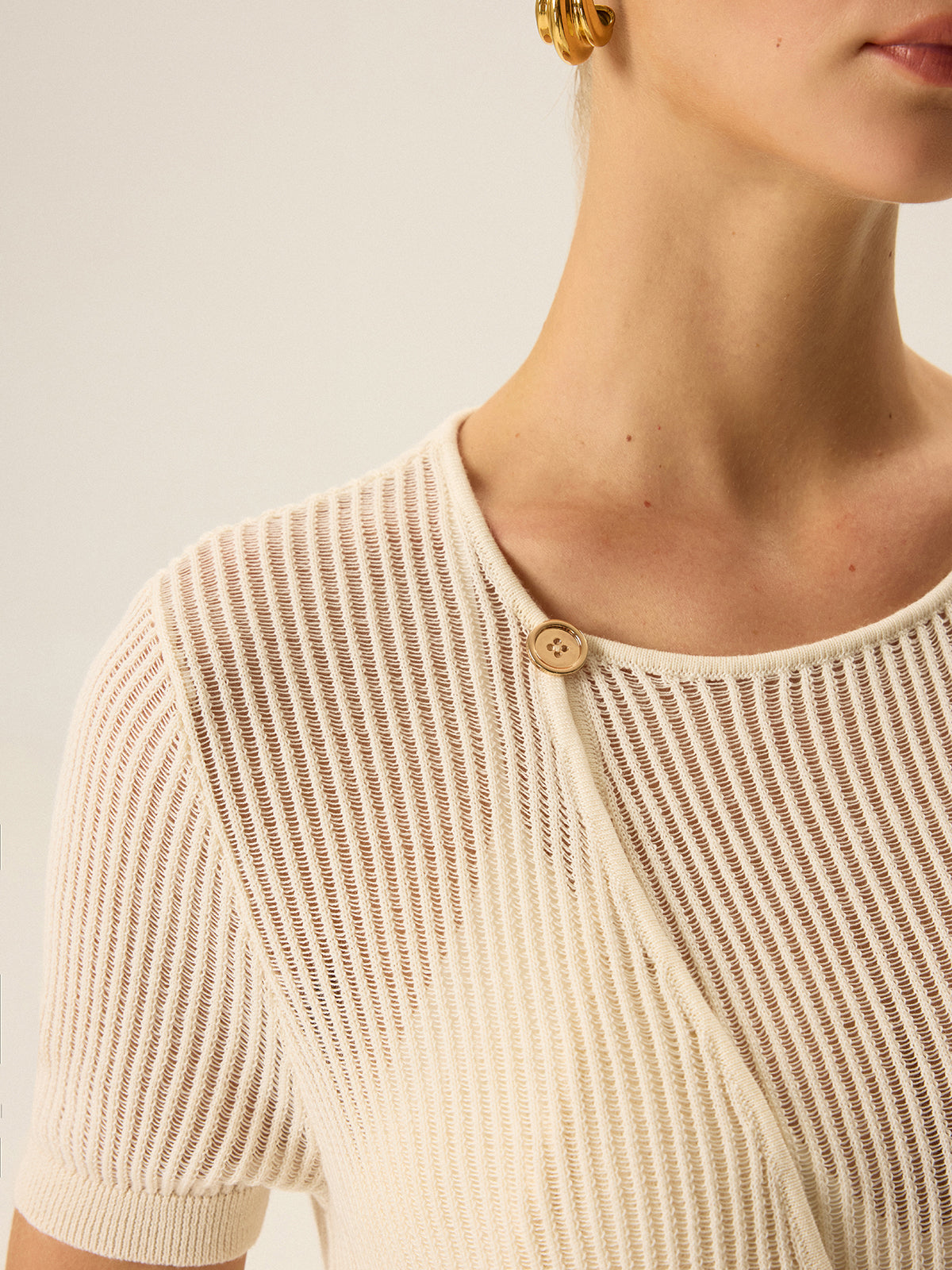 Haut asymétrique en maille boutonnée