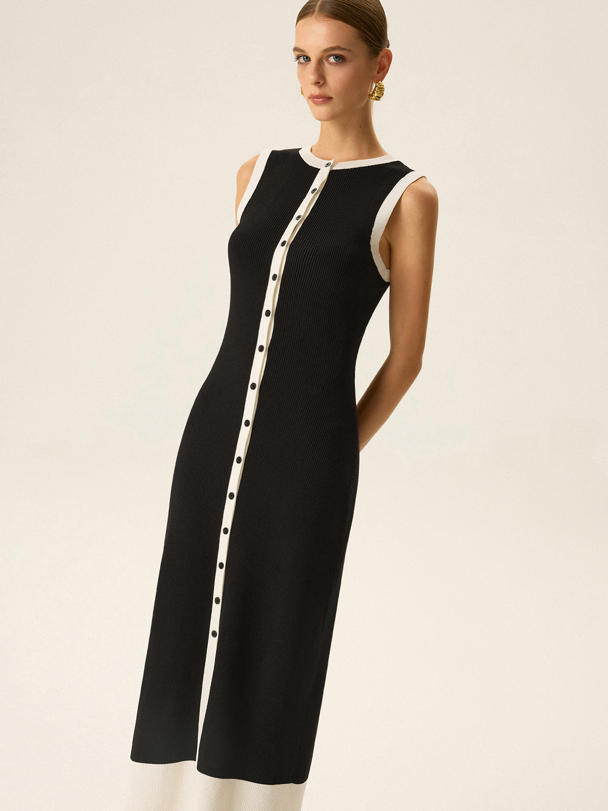 Robe longue boutonnée avec liseré contrastant