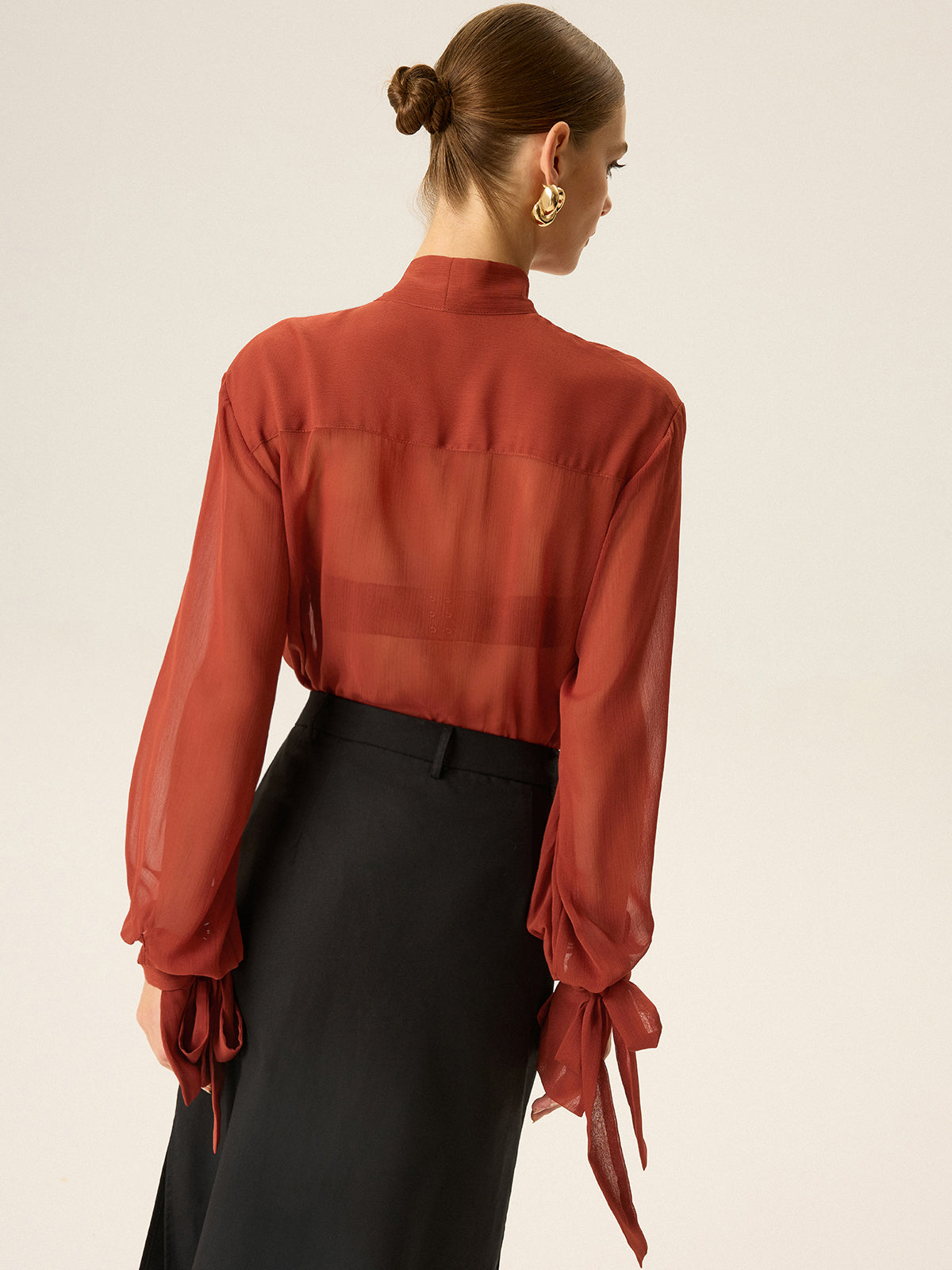 Chemisier en mousseline semi-transparente à col noué