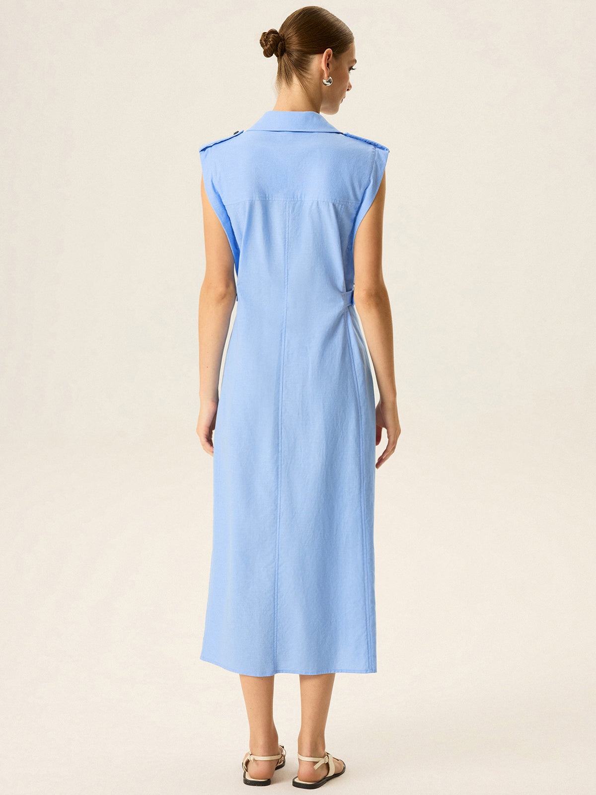 Midi-Kleid mit V-Ausschnitt, Leinen, Baumwolle und Metallknöpfen