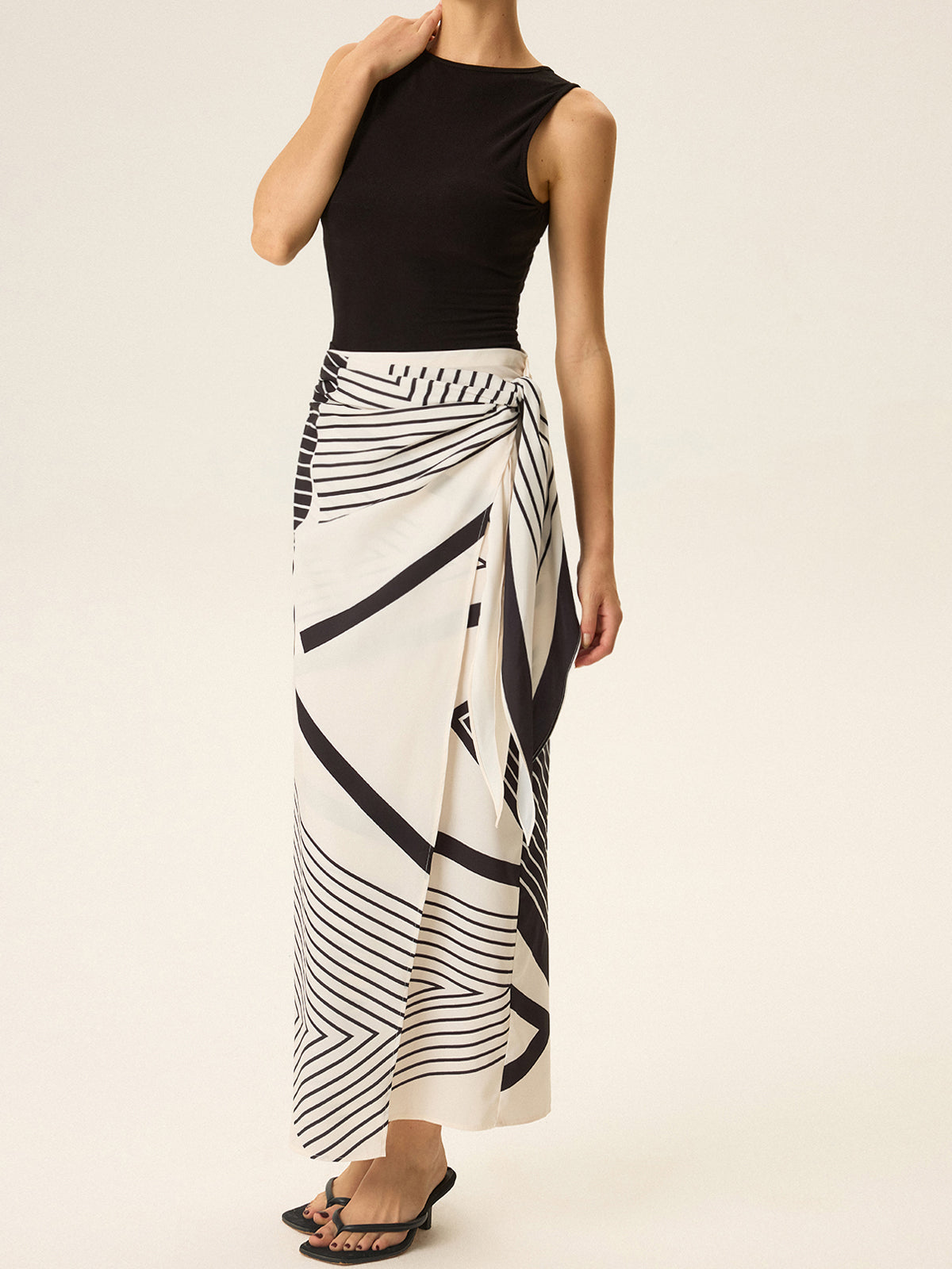Ensemble top sans manches et jupe portefeuille imprimée