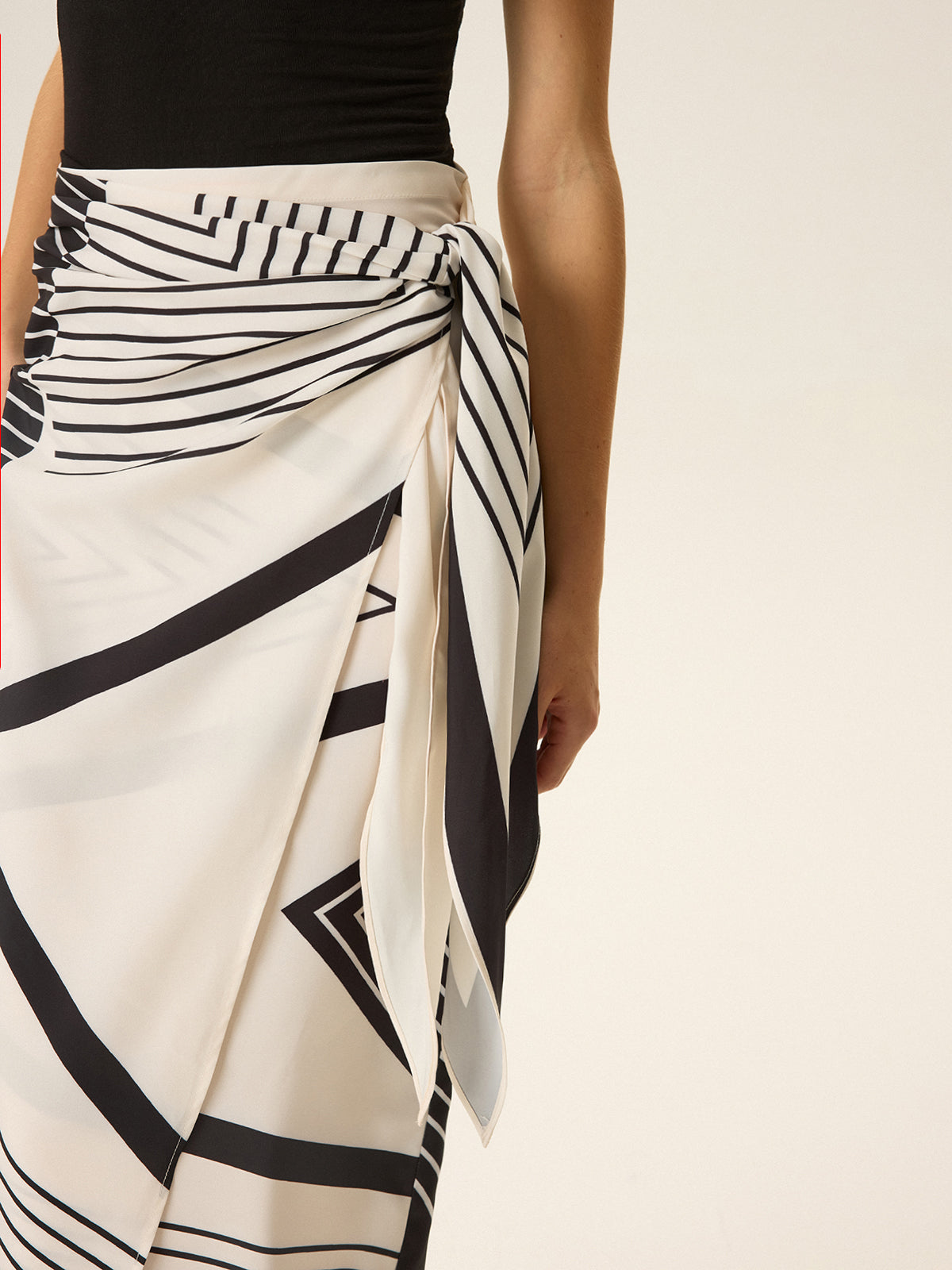 Ensemble top sans manches et jupe portefeuille imprimée