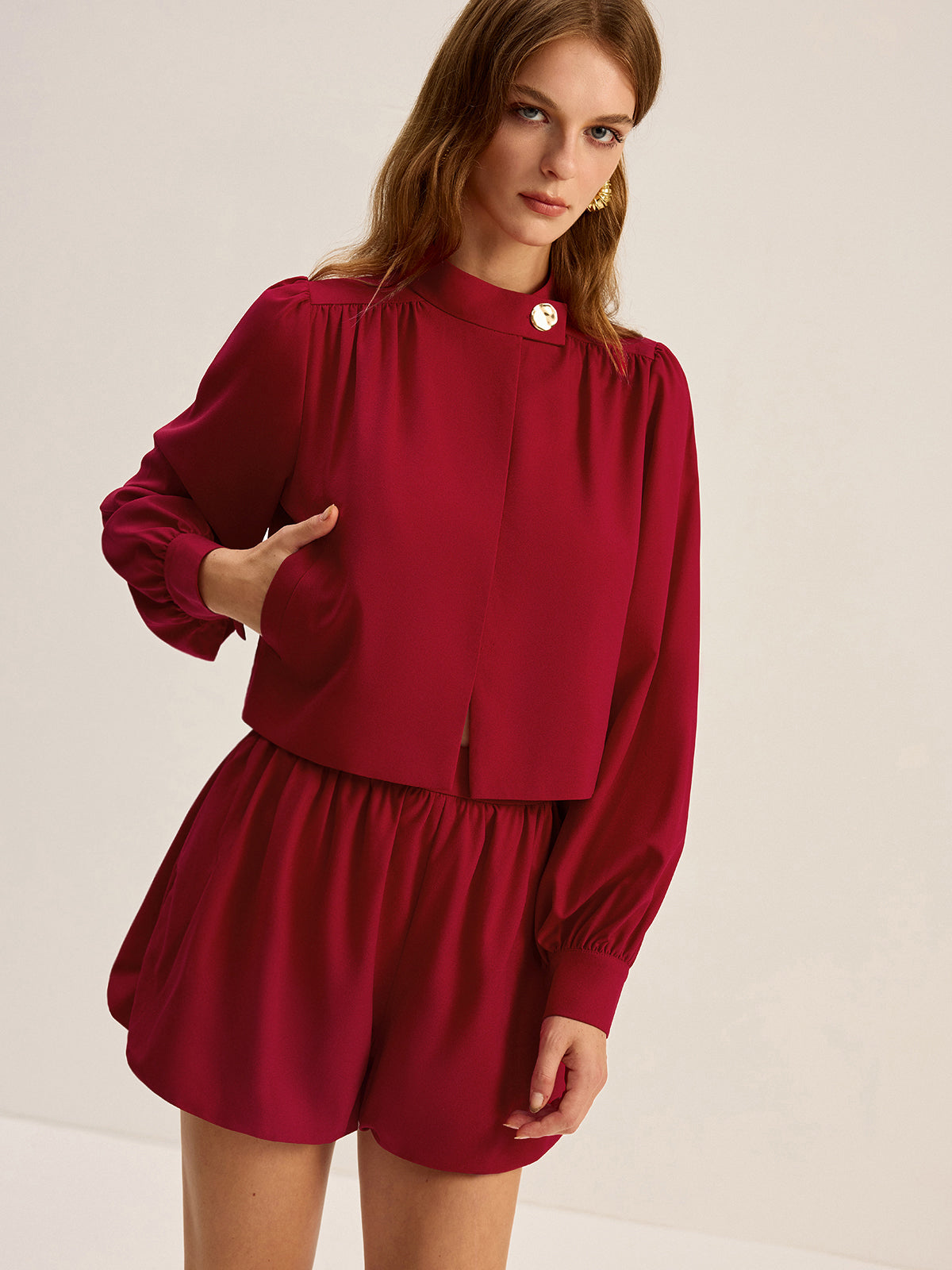 Asymmetrisches Langarm-Top mit Metallknöpfen