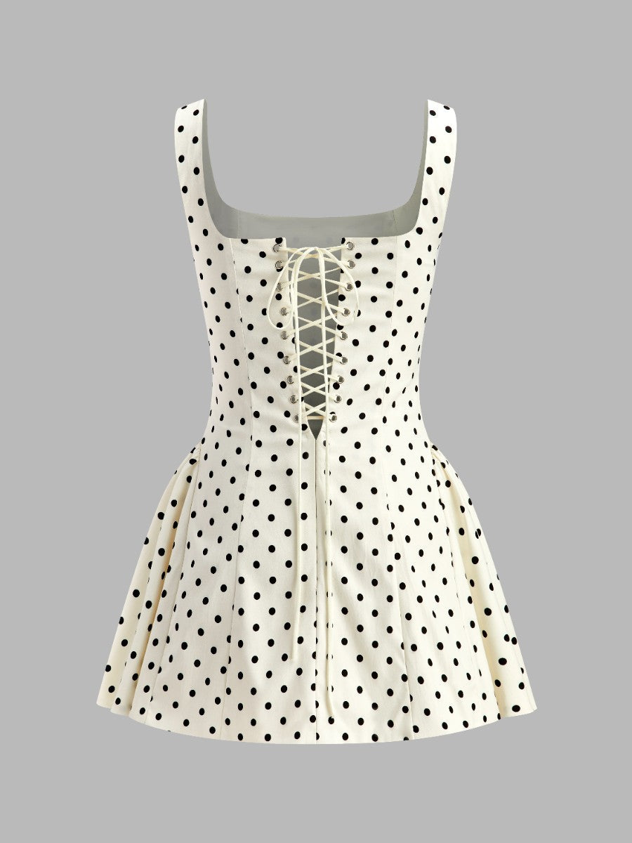 Robe à pois et dos lacé