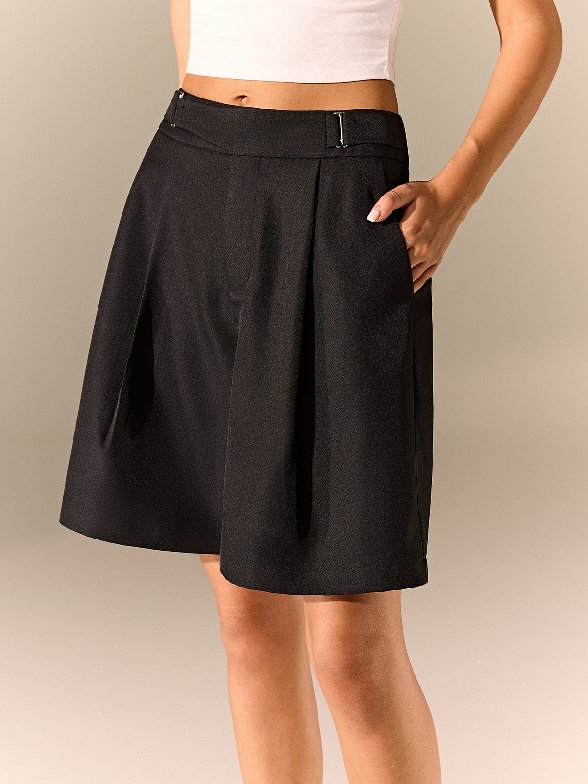 Shorts mi-taille à boucle décorative