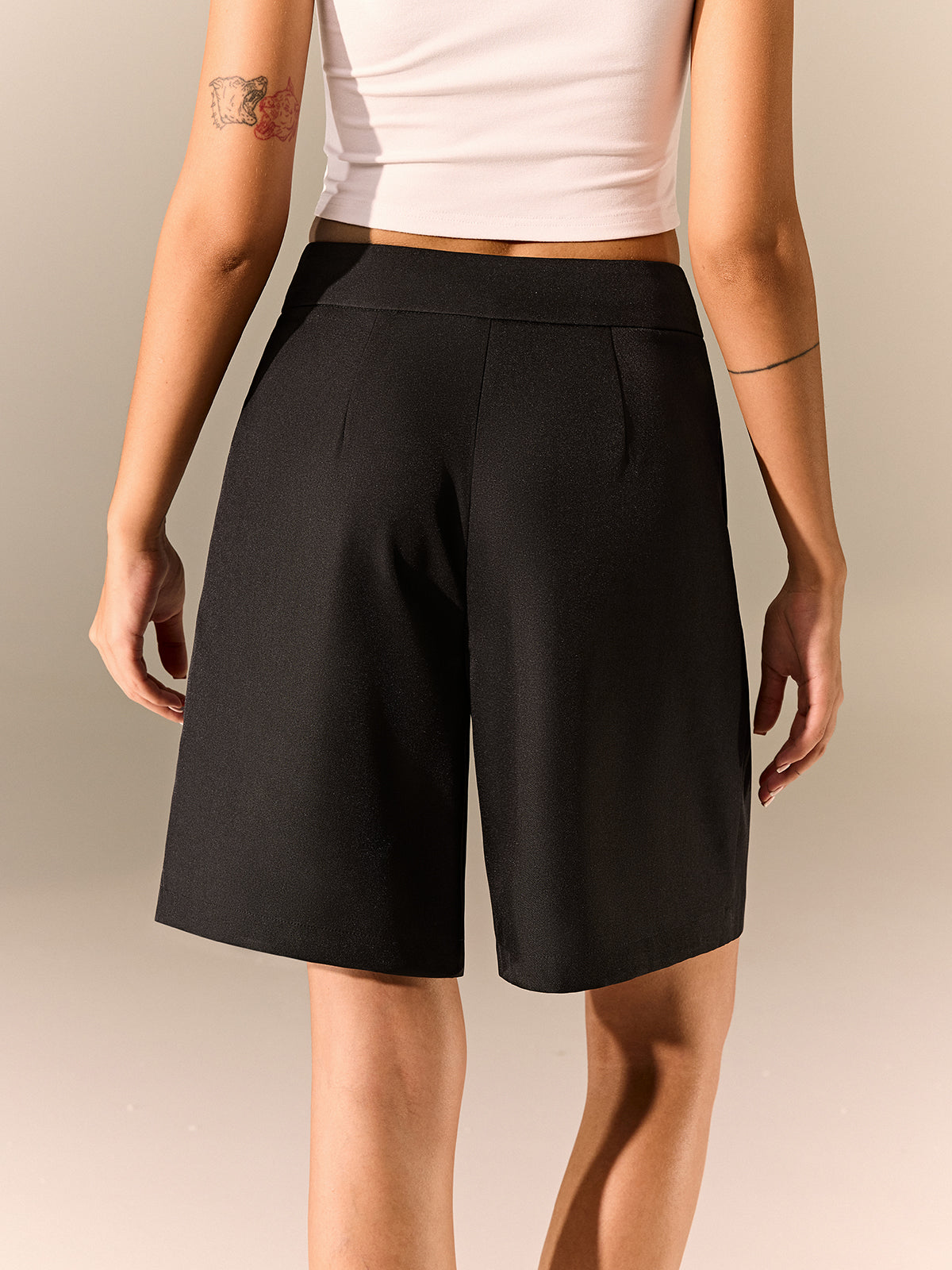 Shorts mi-taille à boucle décorative