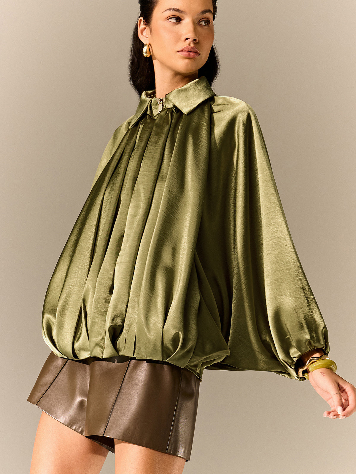 Satinfalten-Hemdjacke mit Laternenärmeln