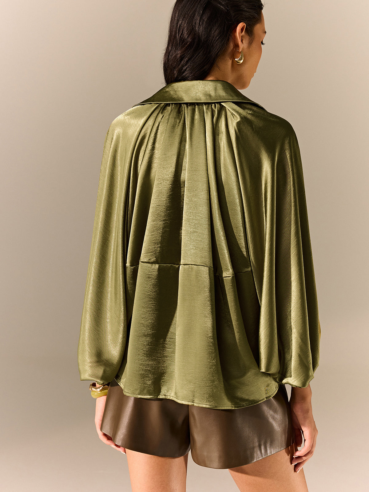 Satinfalten-Hemdjacke mit Laternenärmeln