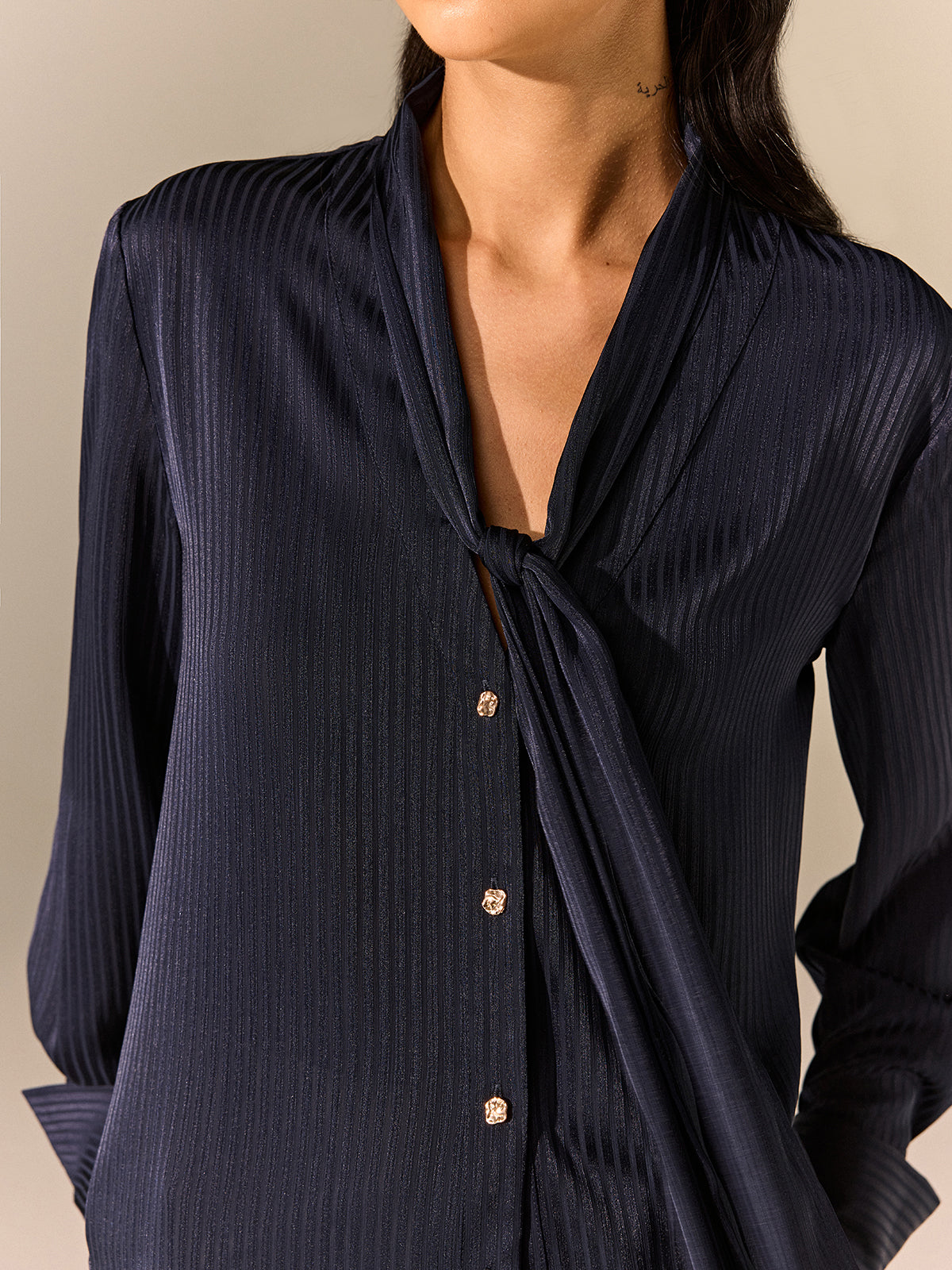 Chemisier en satin à manches longues et col noué