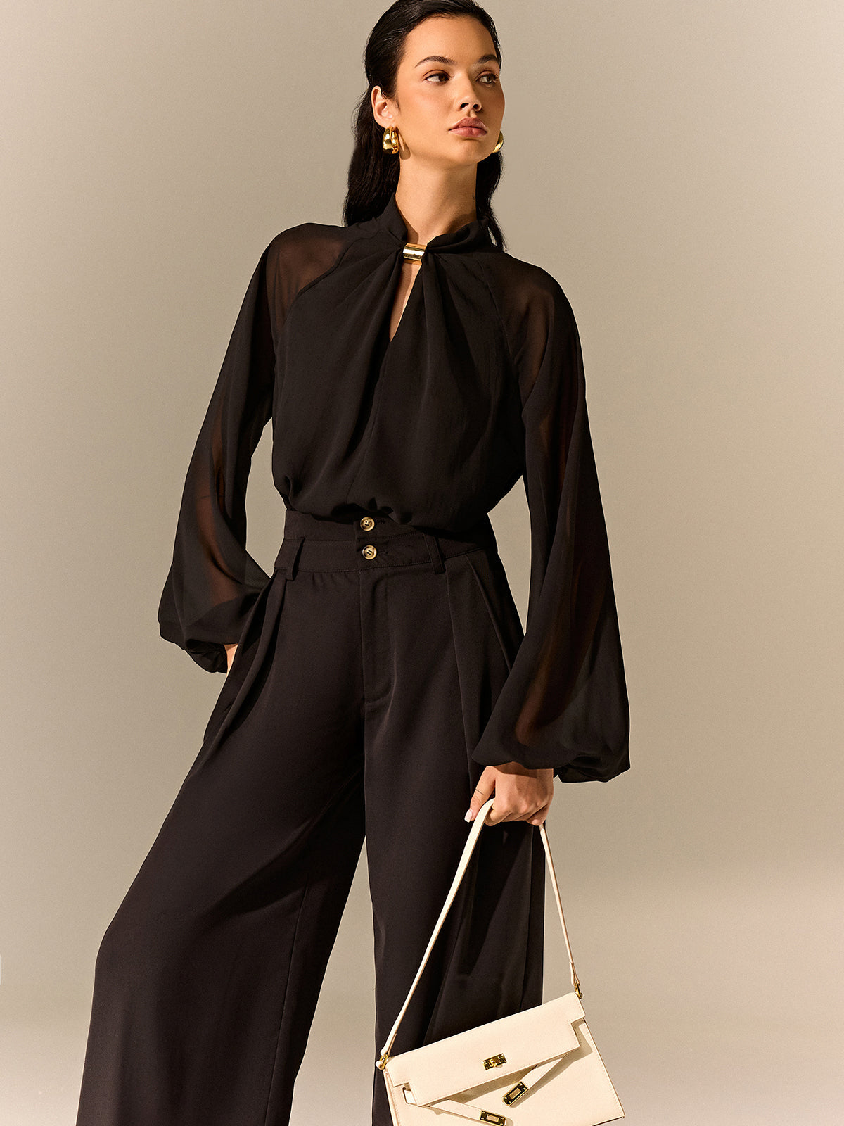 Halbtransparente Chiffonbluse mit Metall-Detail am Ausschnitt