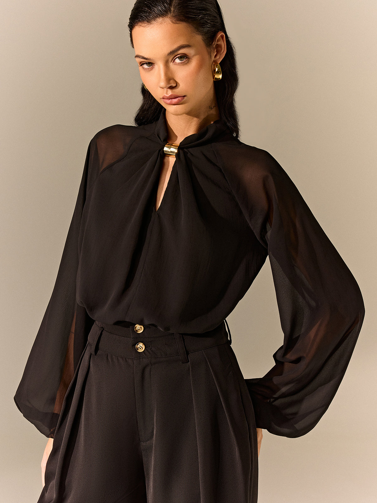 Halbtransparente Chiffonbluse mit Metall-Detail am Ausschnitt