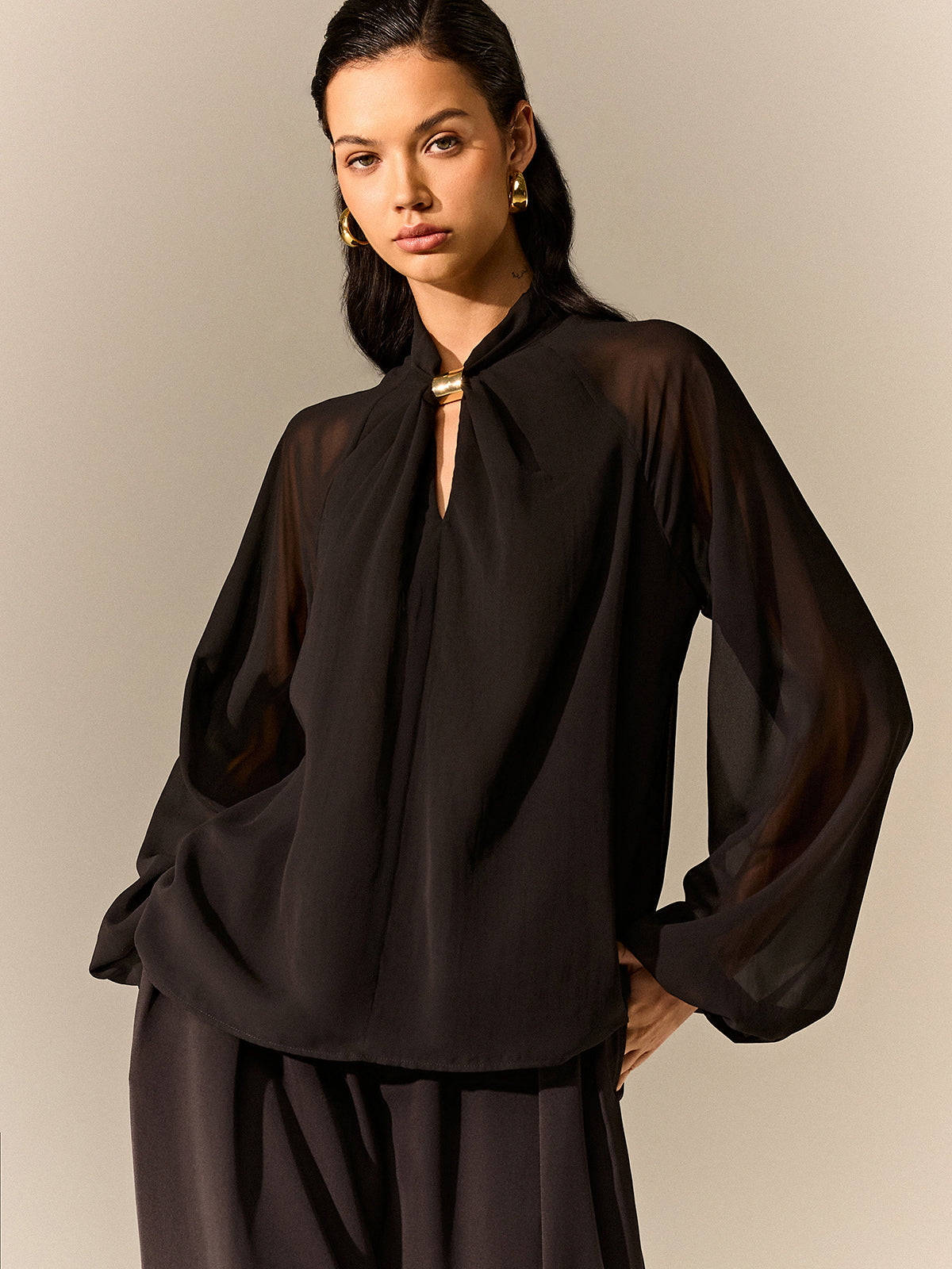 Halbtransparente Chiffonbluse mit Metall-Detail am Ausschnitt