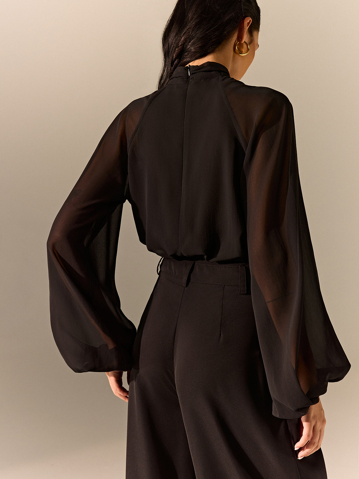 Halbtransparente Chiffonbluse mit Metall-Detail am Ausschnitt