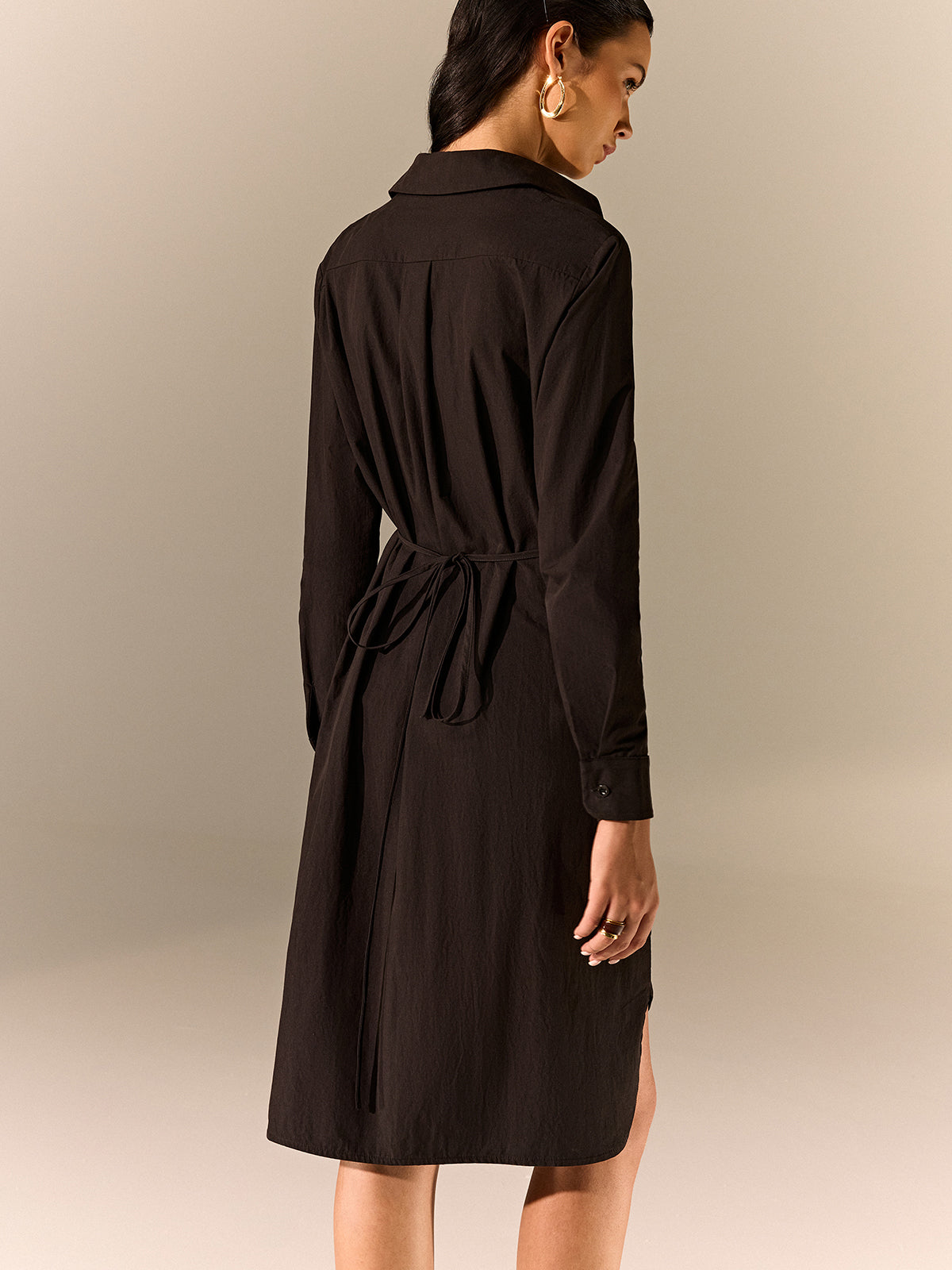 Asymmetrisches Hemdblusenkleid mit Faltenrock